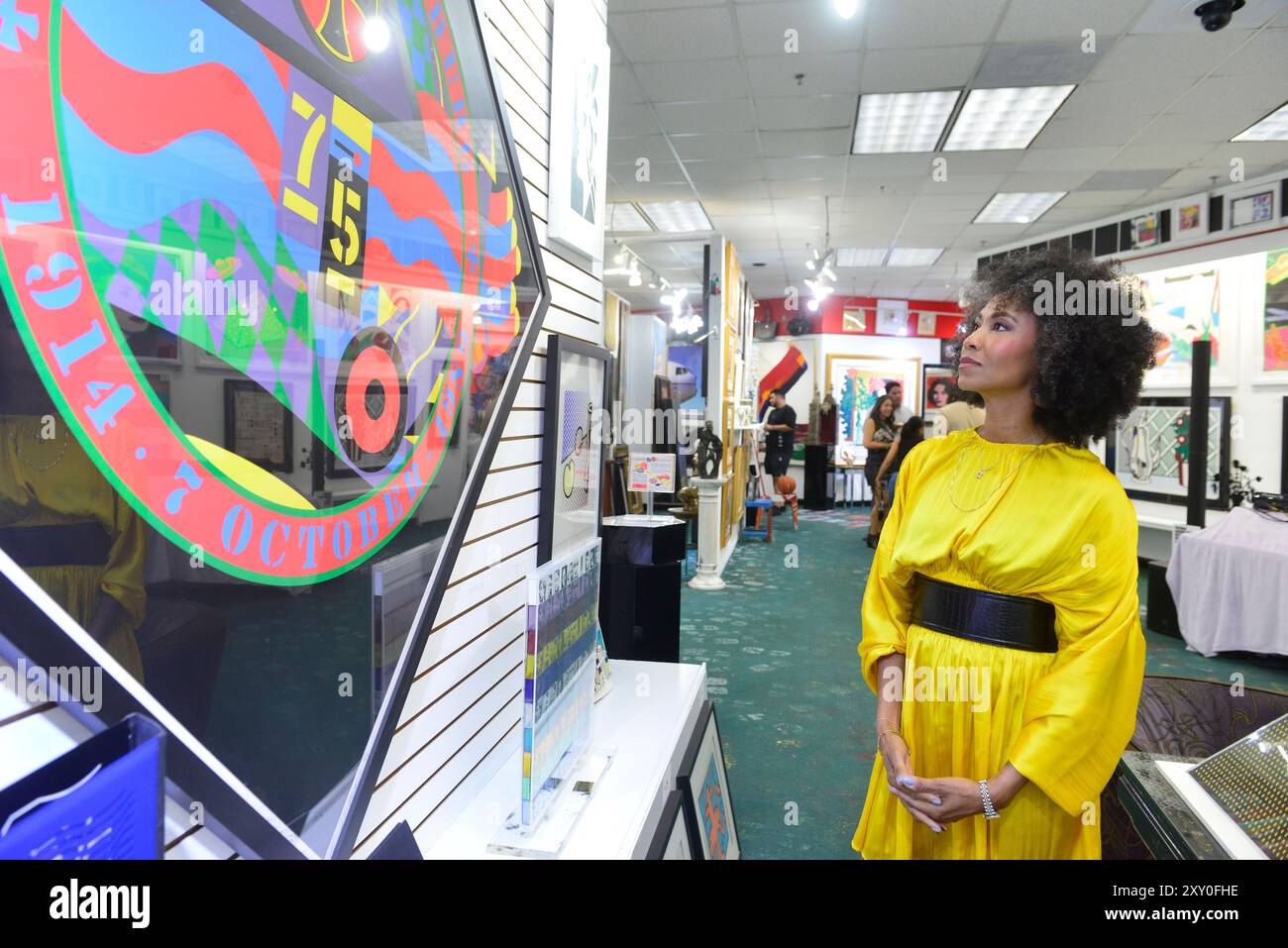 Aventura, Stati Uniti. 24 agosto 2024. AVENTURA, FLORIDA - 24 AGOSTO: Kalyn Chapman James assiste all'inaugurazione di un'opera d'arte firmata di Kobe Bryant originale su tela intitolata 'MAMBA ON' in "Mamba Day" esattamente alle 20:24, l'arte è stata dipinta dal ritrattista Alberto Villa alla presenza di Kobe e insegna 'Kobe 24 Mamba' alla Gallery Art il 24 agosto 2024 ad Aventura, Florida. (Foto di JL/Sipa USA) credito: SIPA USA/Alamy Live News Foto Stock