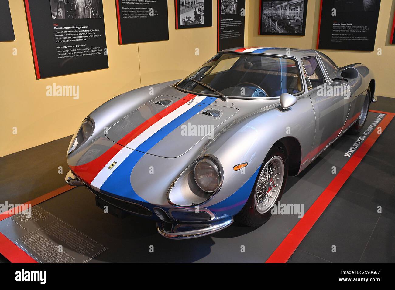 Italia, Maranello: Il Museo Casa Enzo Ferrari, un museo dedicato alla vita e all'opera di Enzo Ferrari. Ferrari 250 LM, (LM per le Mans) Grand Touring V Foto Stock