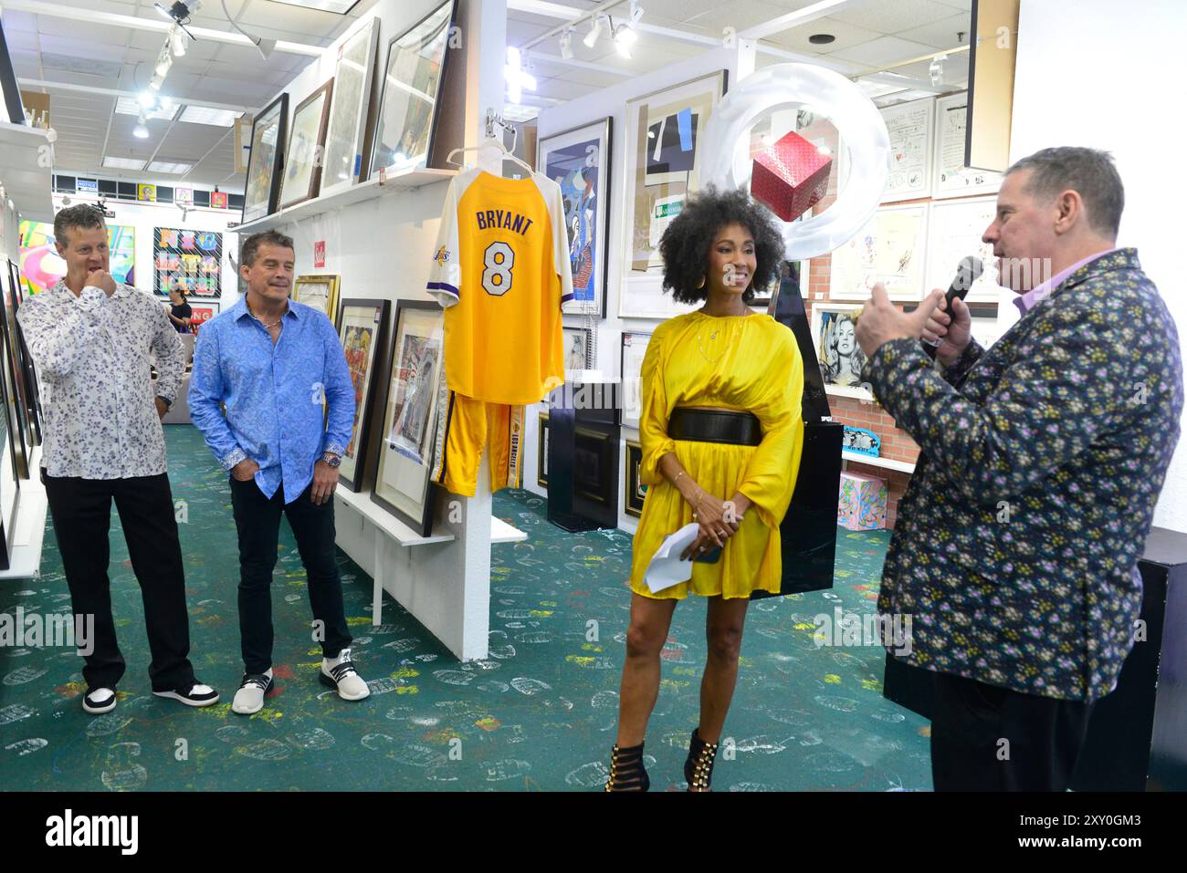 Aventura, Stati Uniti. 24 agosto 2024. AVENTURA, FLORIDA - 24 AGOSTO: Glenn Bednarsh, Anthony DiMaggi, Kalyn Chapman James e Ken Hendel assistono all'inaugurazione di un'opera d'arte firmata di Kobe Bryant originale SU tela intitolata "MAMBA ON" SU "Mamba Day" esattamente alle 20:24, l'arte è stata dipinta dal ritrattista Alberto Villa alla presenza di Kobe e firma "Kobe 24 Mamba" alla Gallery Art il 24 agosto 2024 ad Aventura, Florida. (Foto di JL/Sipa USA) credito: SIPA USA/Alamy Live News Foto Stock