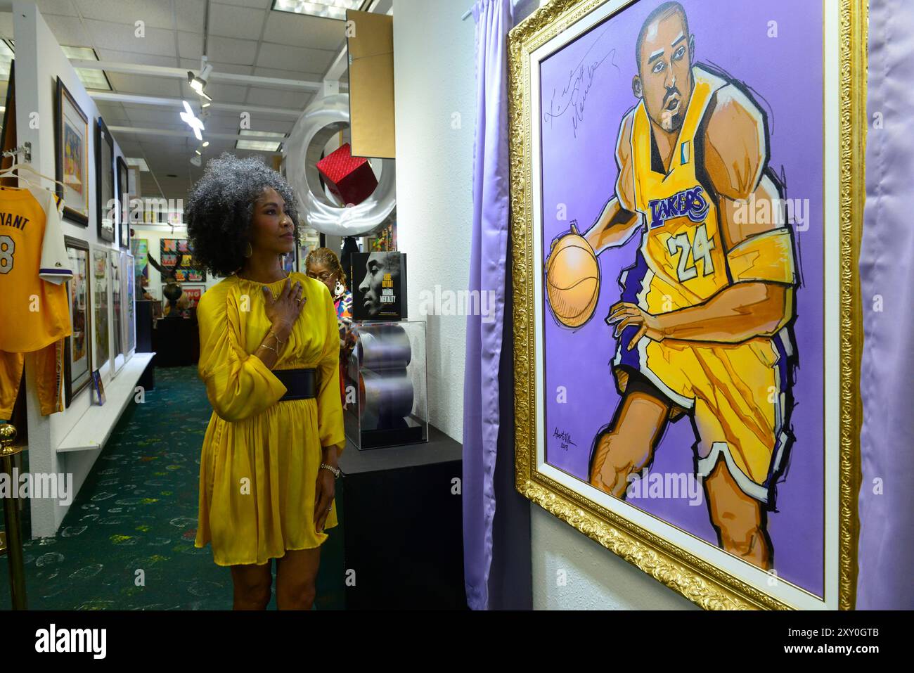 Aventura, Stati Uniti. 24 agosto 2024. AVENTURA, FLORIDA - 24 AGOSTO: Kalyn Chapman James assiste all'inaugurazione di un'opera d'arte firmata di Kobe Bryant originale su tela intitolata 'MAMBA ON' in "Mamba Day" esattamente alle 20:24, l'arte è stata dipinta dal ritrattista Alberto Villa alla presenza di Kobe e insegna 'Kobe 24 Mamba' alla Gallery Art il 24 agosto 2024 ad Aventura, Florida. (Foto di JL/Sipa USA) credito: SIPA USA/Alamy Live News Foto Stock