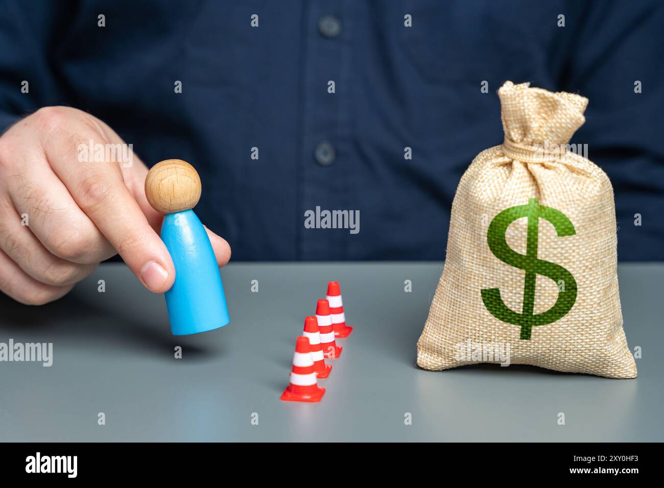 Ottenere l'accesso a beni finanziari e mercati finanziari congelati attraverso un front man. Evasione delle sanzioni. Recuperate i soldi. Aiuto per ottenere Malta favorevole Foto Stock