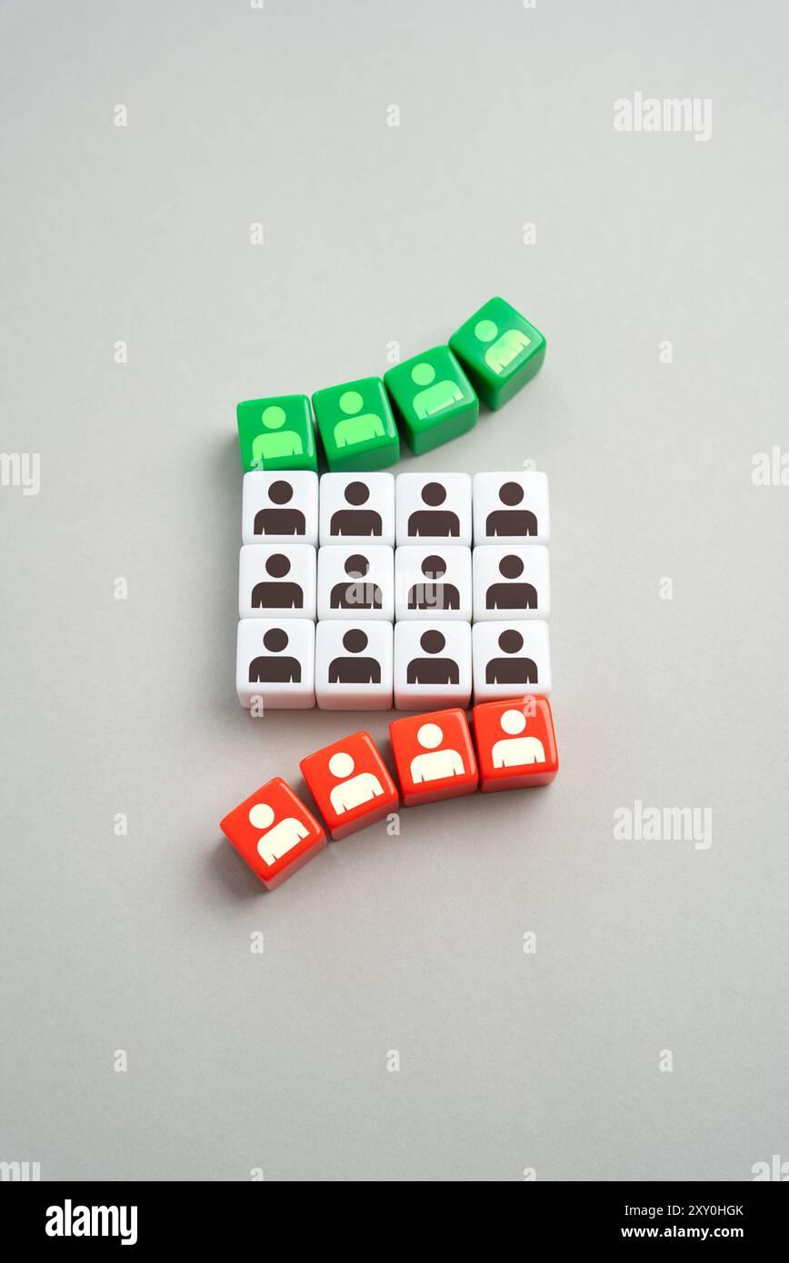 Fatturato del personale. Una fila di persone in arrivo e in partenza. Reclutamento e licenziamento di lavoratori, il nucleo del gruppo. Risorse umane. Foto Stock