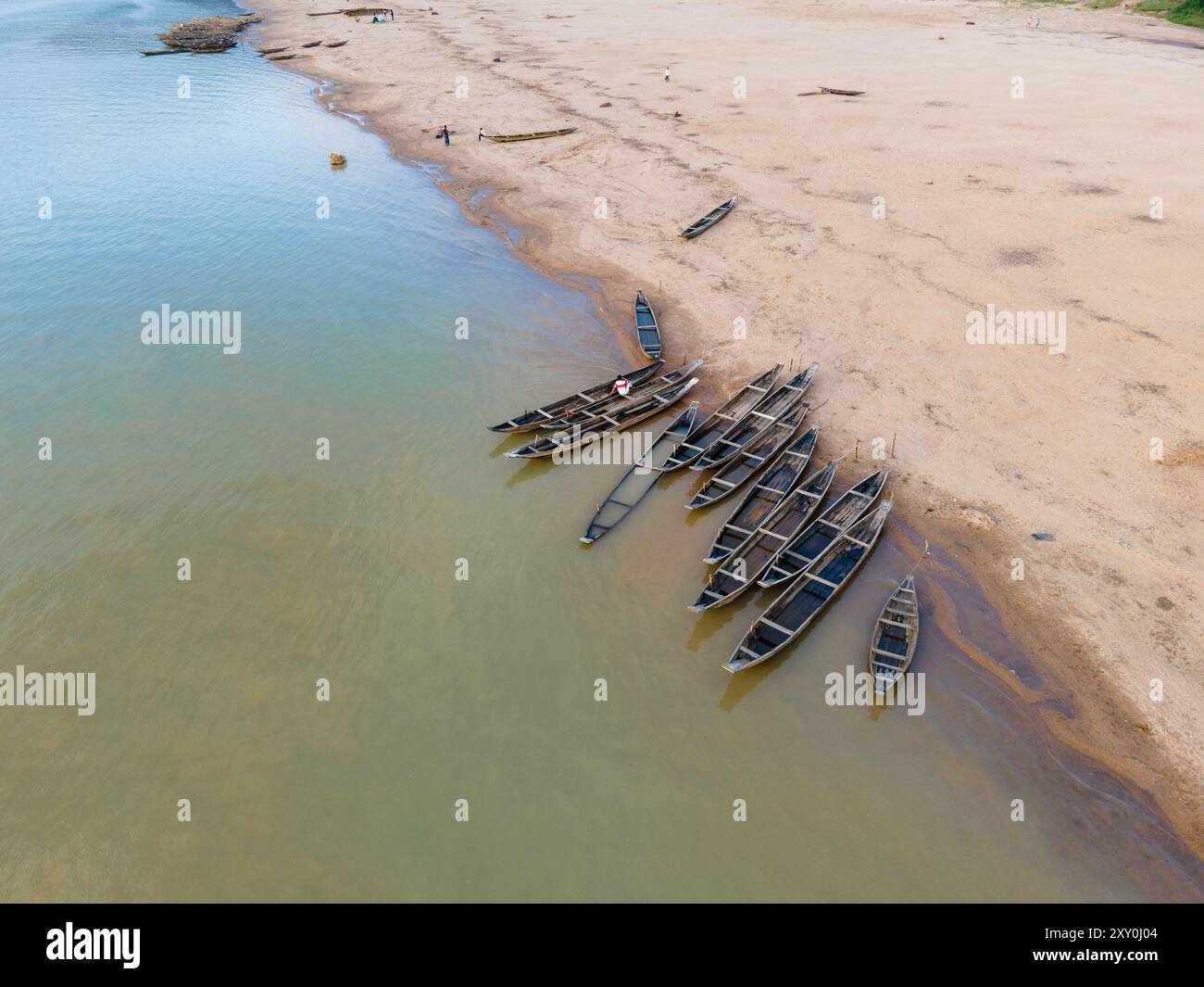 Torusim in Bangladesh. Vista aerea delle tradizionali barche in legno sul fiume Jadukata a Sunamganj, Sylhet Foto Stock