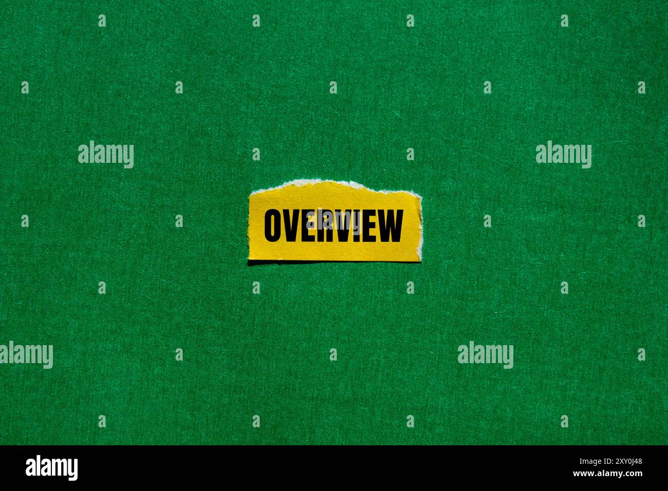 Messaggio generale scritto su un foglio di carta giallo strappato con sfondo verde. Simbolo della panoramica concettuale. Copia spazio. Foto Stock