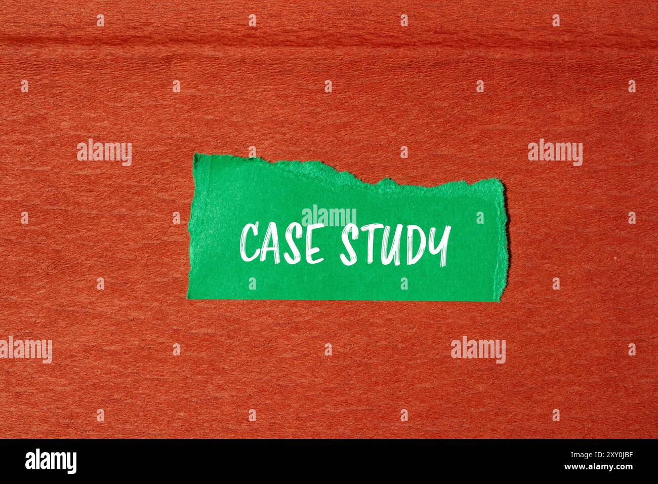 Messaggio di case study scritto su un pezzo di carta verde strappato con sfondo marrone. Simbolo del case study concettuale. Copia spazio. Foto Stock