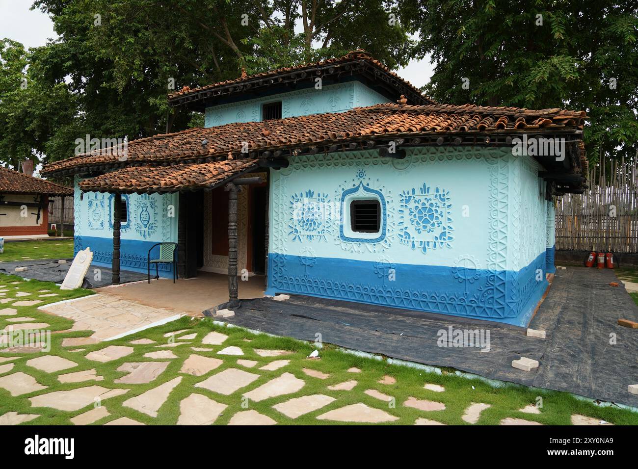 Casa di rappresentanza del Kol. Villaggio culturale - AADIVART - Museo Statale per l'Arte tribale e Folcloristica del Madhya Pradesh, Khajuraho, India. Foto Stock