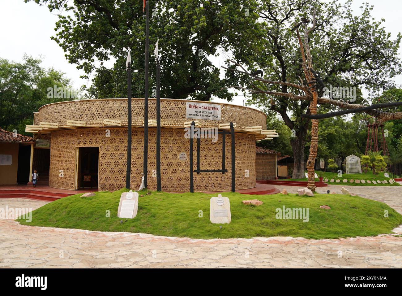 Caffetteria Mahuaa per cibi regionali. Villaggio culturale - AADIVART - Museo Statale per l'Arte tribale e Folcloristica del Madhya Pradesh, Khajuraho, India. Foto Stock