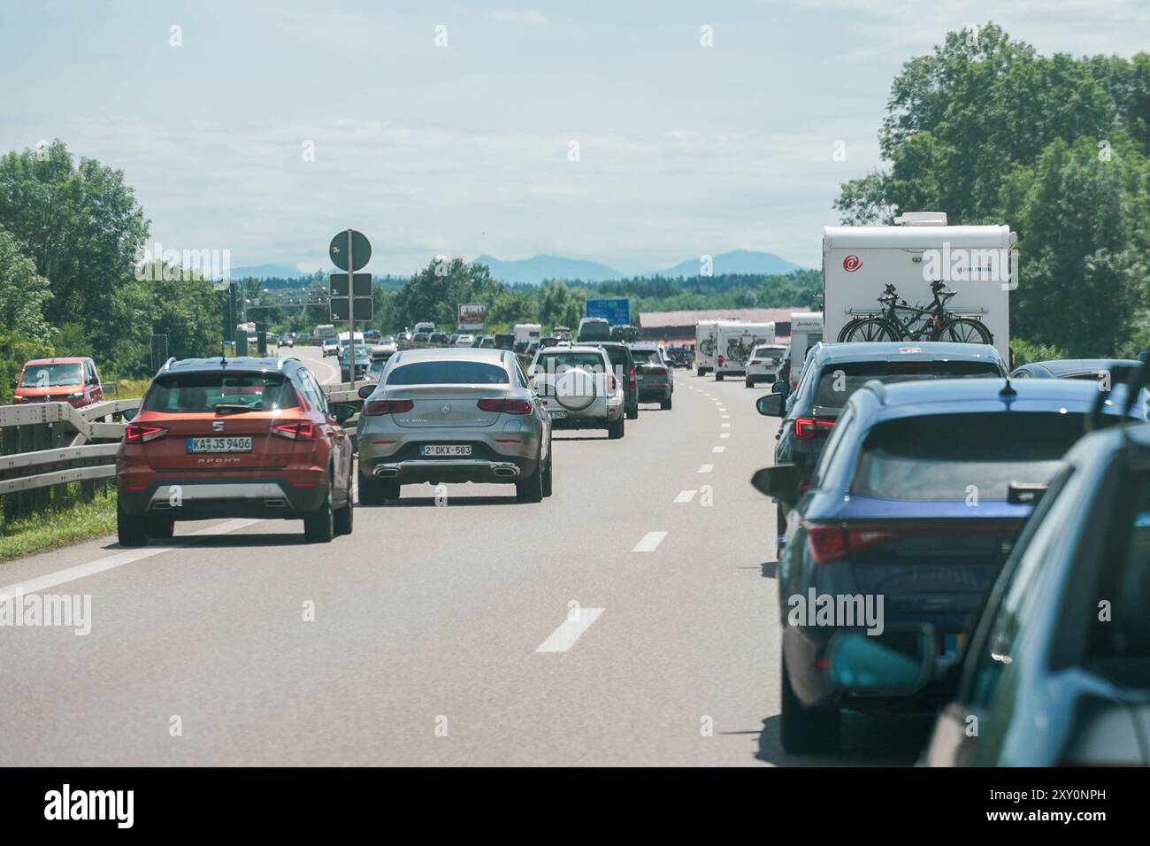 Stau auf Autobahn, dichtes Verkehrsaufkommen, Wohnmobile, Autos mit Fahrradträgern, sommerliches Wetter, Urlaubszeit, Ferienbeginn, Rückreiseverkehr, Verkehrschaos, Autobahnblockade, stockender Verkehr, hohe Temperaturen. Symbolfoto für: Ferienbeginn, Sommerreiseverkehr, Staus wegen Urlaubsverkehr, Reisewelle in Deutschland, überfüllte Autobahnen, Rückreiseverkehr nach Sommerferien, Reisechaos, Verkehrskollaps. *** Ingorgo stradale, traffico pesante, camper, auto con portabiciclette, clima estivo, stagione delle vacanze, inizio delle vacanze, traffico di ritorno, caos del traffico, blocco delle autostrade, Foto Stock