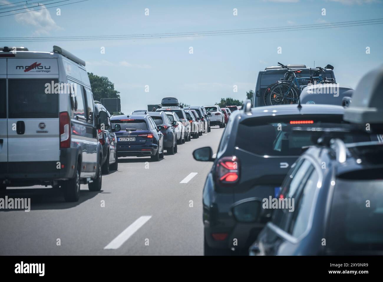 Stau auf Autobahn, dichtes Verkehrsaufkommen, Wohnmobile, Autos mit Fahrradträgern, sommerliches Wetter, Urlaubszeit, Ferienbeginn, Rückreiseverkehr, Verkehrschaos, Autobahnblockade, stockender Verkehr, hohe Temperaturen. Symbolfoto für: Ferienbeginn, Sommerreiseverkehr, Staus wegen Urlaubsverkehr, Reisewelle in Deutschland, überfüllte Autobahnen, Rückreiseverkehr nach Sommerferien, Reisechaos, Verkehrskollaps. *** Ingorgo stradale, traffico pesante, camper, auto con portabiciclette, clima estivo, stagione delle vacanze, inizio delle vacanze, traffico di ritorno, caos del traffico, blocco delle autostrade, Foto Stock