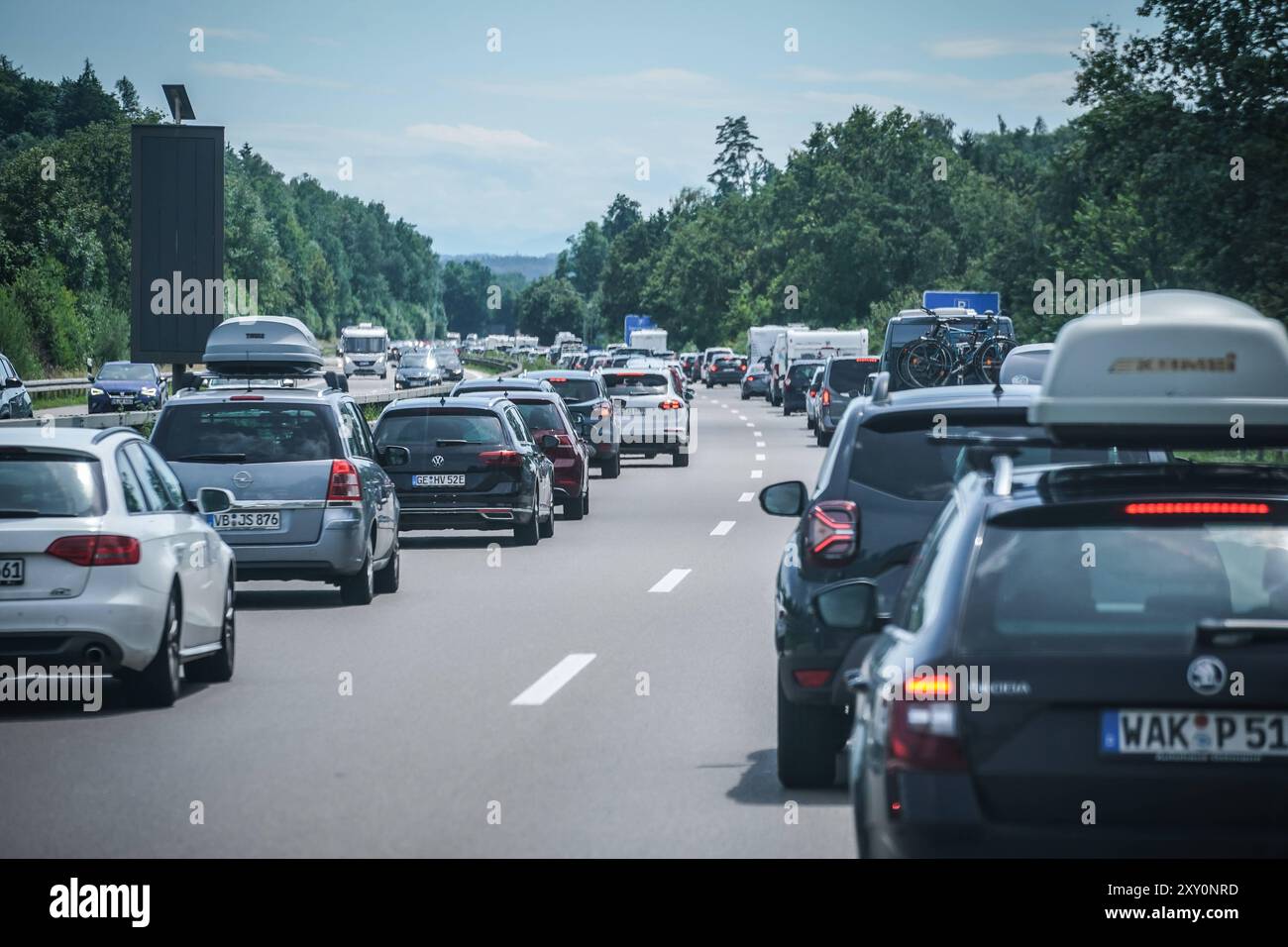 Stau auf Autobahn, dichtes Verkehrsaufkommen, Wohnmobile, Autos mit Fahrradträgern, sommerliches Wetter, Urlaubszeit, Ferienbeginn, Rückreiseverkehr, Verkehrschaos, Autobahnblockade, stockender Verkehr, hohe Temperaturen. Symbolfoto für: Ferienbeginn, Sommerreiseverkehr, Staus wegen Urlaubsverkehr, Reisewelle in Deutschland, überfüllte Autobahnen, Rückreiseverkehr nach Sommerferien, Reisechaos, Verkehrskollaps. *** Ingorgo stradale, traffico pesante, camper, auto con portabiciclette, clima estivo, stagione delle vacanze, inizio delle vacanze, traffico di ritorno, caos del traffico, blocco delle autostrade, Foto Stock