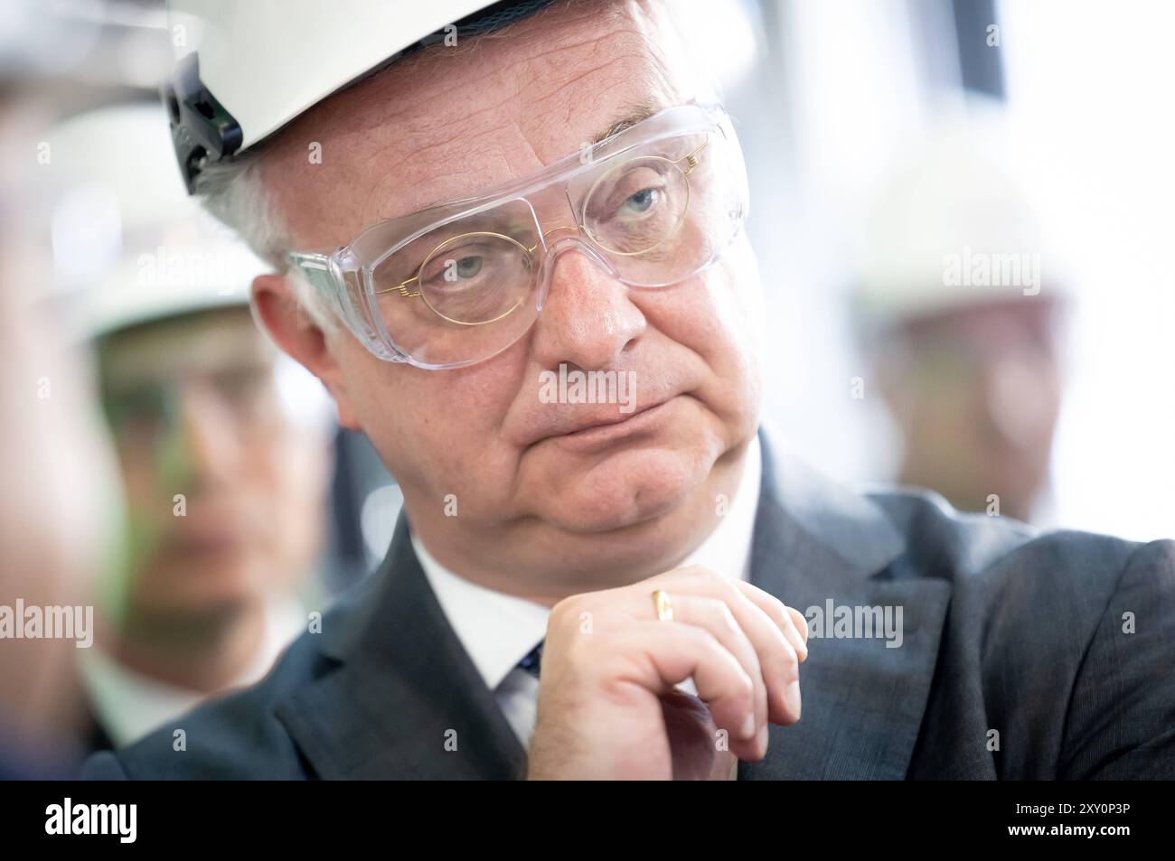 Christian Kuhlmann Unternehmen Evonik Christian Kuhlmann, Vorstandsvorsitzender Evonik, mit Schutzbrille und Helm im Chemiepark Marl, einem Standort des Chemiekonzerns Evonik, während des Kanzlerbesuchs zum Projekt Rheticus, aufgenommen am 27.08.2024 a Marl Germania fotografato il 27 08 2024 a Marl Marl Germania Foto Stock