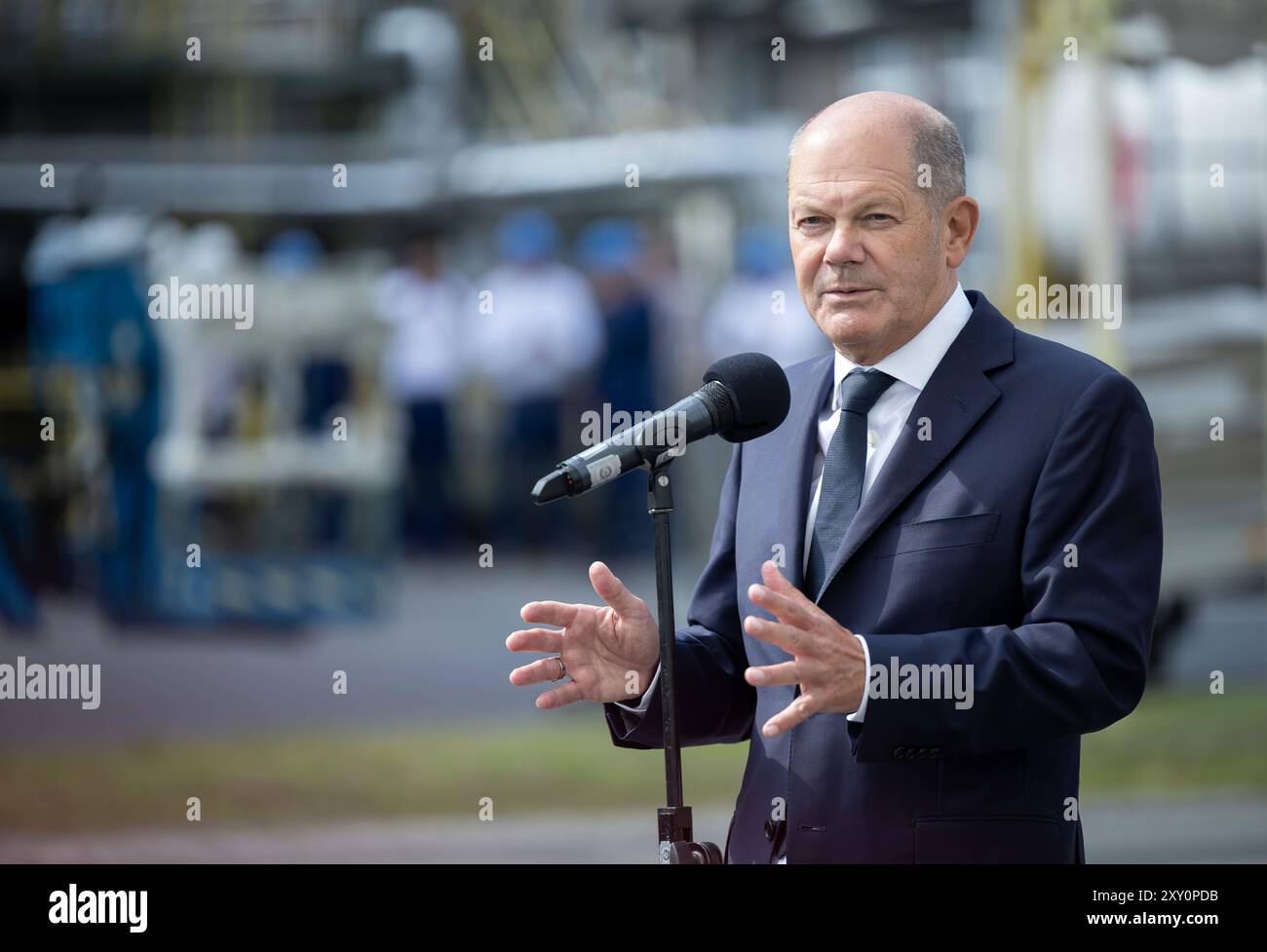 Bundekanzler Olaf Scholz besucht Unternehmen Evonik Bundeskanzler Olaf Scholz besichtigt im Chemiepark Marl, einem Standort des Chemiekonzerns Evonik, das Projekt Rheticus, aufgenommen am 27.08.2024 a Marl Marl Germania **** il Cancelliere federale Olaf Scholz visita il sito chimico Evonik Scholz del Marl, visita il sito della chimica Evonik Scholz al Marl, il sito della chimica della Marl, il sito della chimica della Marl 27 2024 del Marl, Marl, Marl, Marl, visita del Marl, il sito della chimica della Marl, il Marl Foto Stock