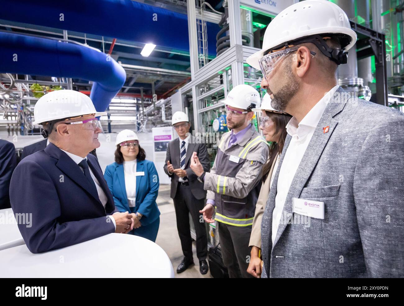 OLAF Scholz unterhält sich mit Evonik-Mitarbeitern Bundeskanzler Olaf Scholz besichtigt den Chemiepark Marl, einem Standort des Chemiekonzerns Evonik, das Projekt Rheticus, aufgenommen am 27.08.2024 a Marl, Bundeskanzler Olaf Scholz unterhält 27 2024 Foto Stock