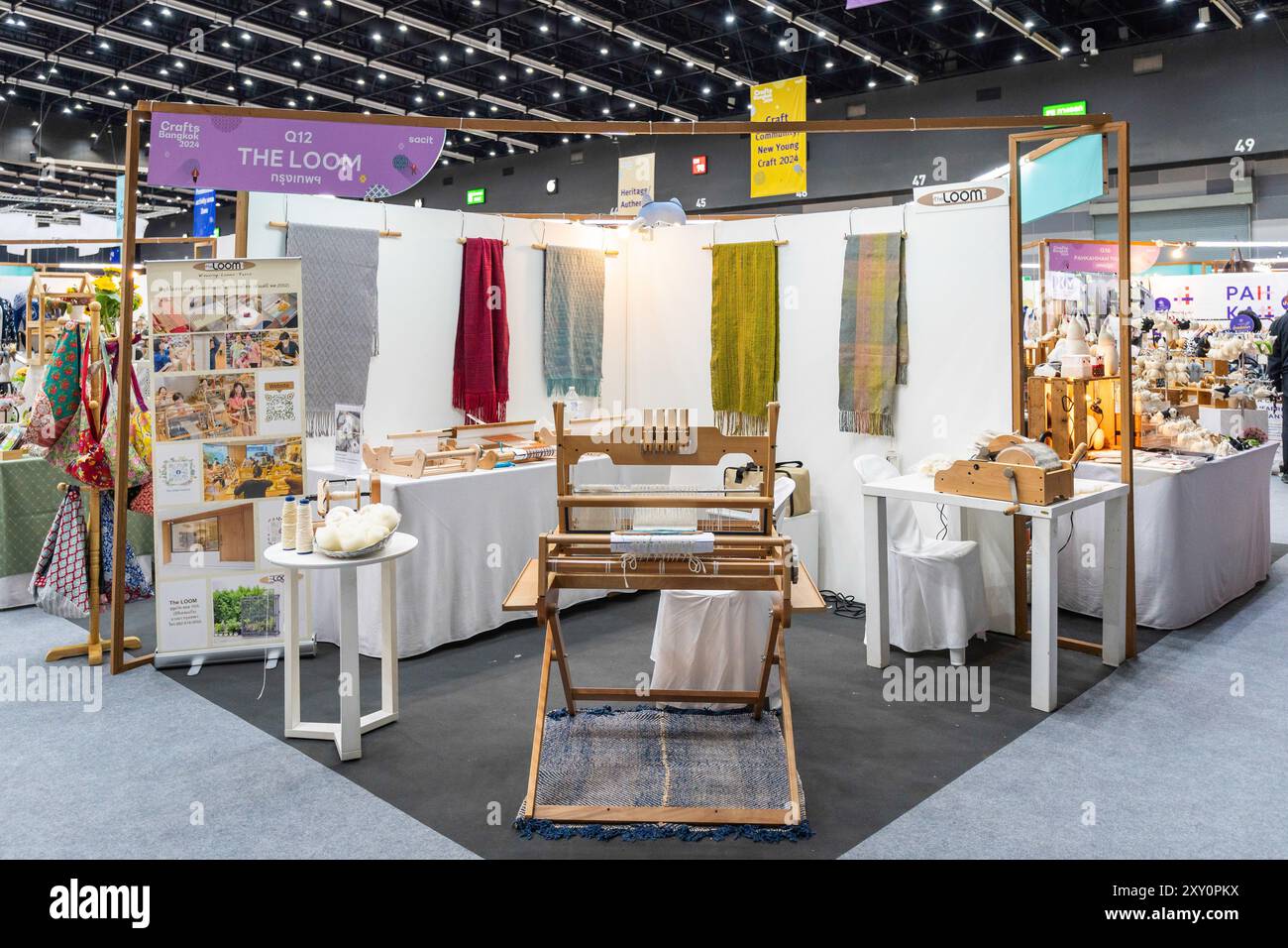 Bangkok, Thailandia. 26 agosto 2024. Una macchina per tessere è visibile al Crafts Bangkok 2024, al BITEC Exhibition and Convention Center di Bangkok. Crafts Bangkok 2024 è un evento sull'arte e l'artigianato thailandese che riunisce creatori di artigianato thailandese e altre attività, tra cui la mostra di arte e artigianato e attività di laboratorio, organizzato dal SACIT (Support Arts and Crafts International Centre of Thailand). (Foto di Nathalie Jamois/SOPA Images/Sipa USA) credito: SIPA USA/Alamy Live News Foto Stock