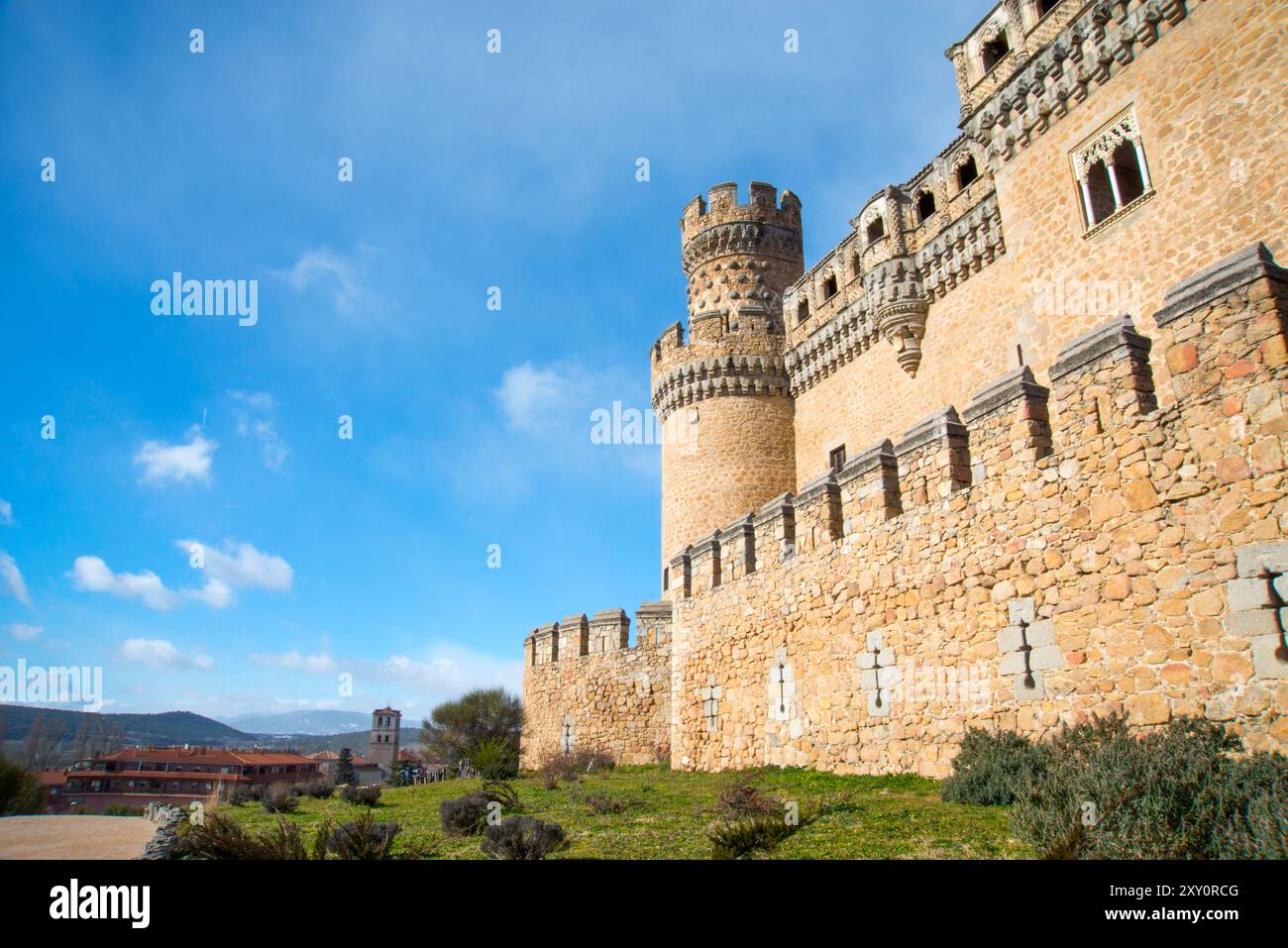 Castello e vista del villaggio. Manzanares El Real, provincia di Madrid, Spagna. Foto Stock