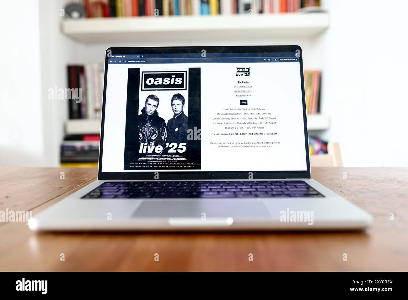 Il sito web degli Oasis, mostrato sullo schermo di un computer portatile, visualizza informazioni sul concerto degli Oasis Live 2025 e i biglietti disponibili per l'acquisto il 31 agosto 2024. Foto Stock