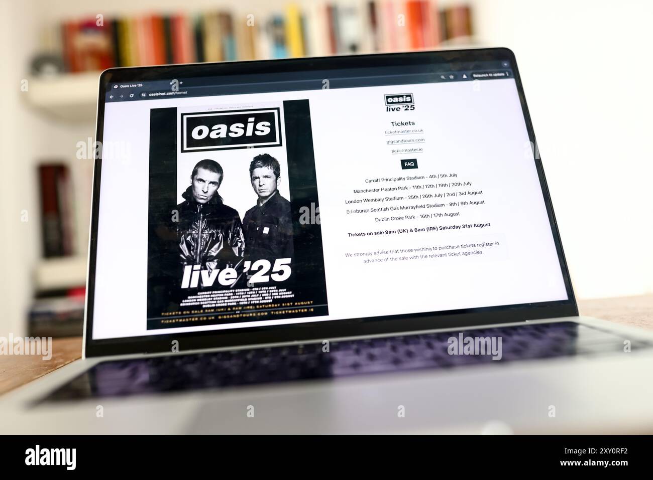 Il sito web degli Oasis, mostrato sullo schermo di un computer portatile, visualizza informazioni sul concerto degli Oasis Live 2025 e i biglietti disponibili per l'acquisto il 31 agosto 2024. Foto Stock