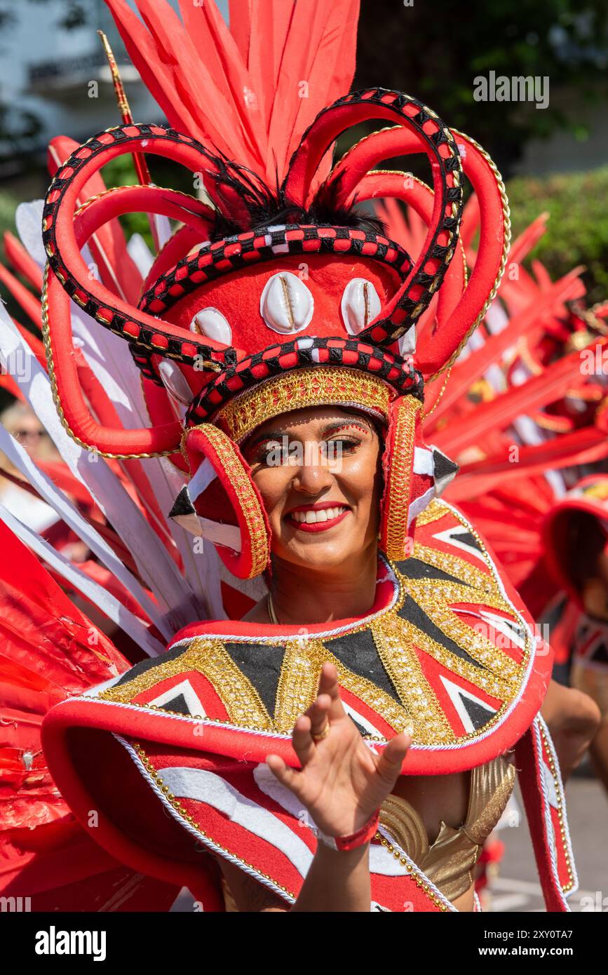 Donna in costume elaborato alla Grand Parade del Carnevale di Notting Hill 2024. Giornata degli adulti il lunedì festivo. Foto Stock