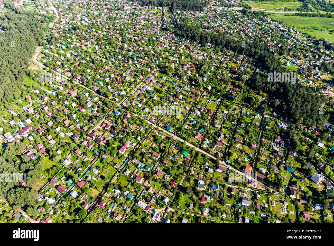 Vista da un'alta quota di un villaggio vacanze in campagna, con fitti edifici Foto Stock