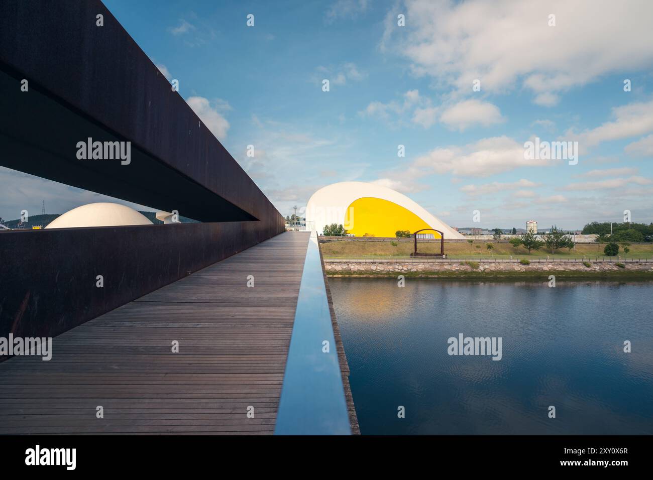 Vista al Centro Niemeyer, Aviles, caratterizzato da un design moderno e suggestivo su un cielo pittoresco. Foto Stock