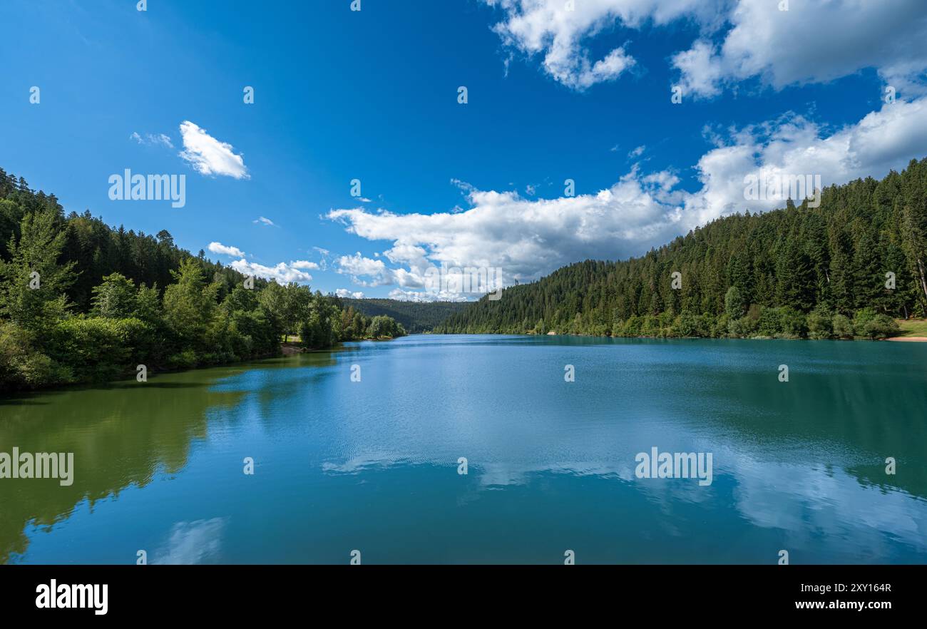 Serbatoio di Nahgold, (Nahgoldtalsperre) con un cielo fantastico, vicino a Freudenstadt, nella Foresta Nera. Baden Wuerttemberg, Germania, Europa Foto Stock