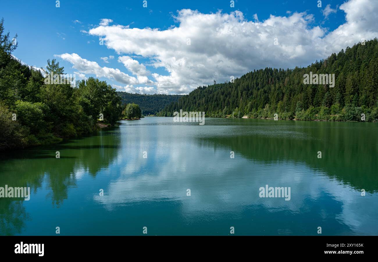 Serbatoio di Nahgold, (Nahgoldtalsperre) con un cielo fantastico, vicino a Freudenstadt, nella Foresta Nera. Baden Wuerttemberg, Germania, Europa Foto Stock