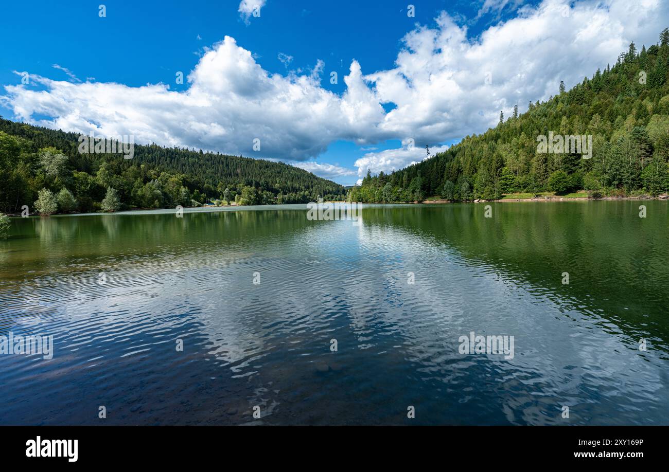 Serbatoio di Nahgold, (Nahgoldtalsperre) con un cielo fantastico, vicino a Freudenstadt, nella Foresta Nera. Baden Wuerttemberg, Germania, Europa Foto Stock