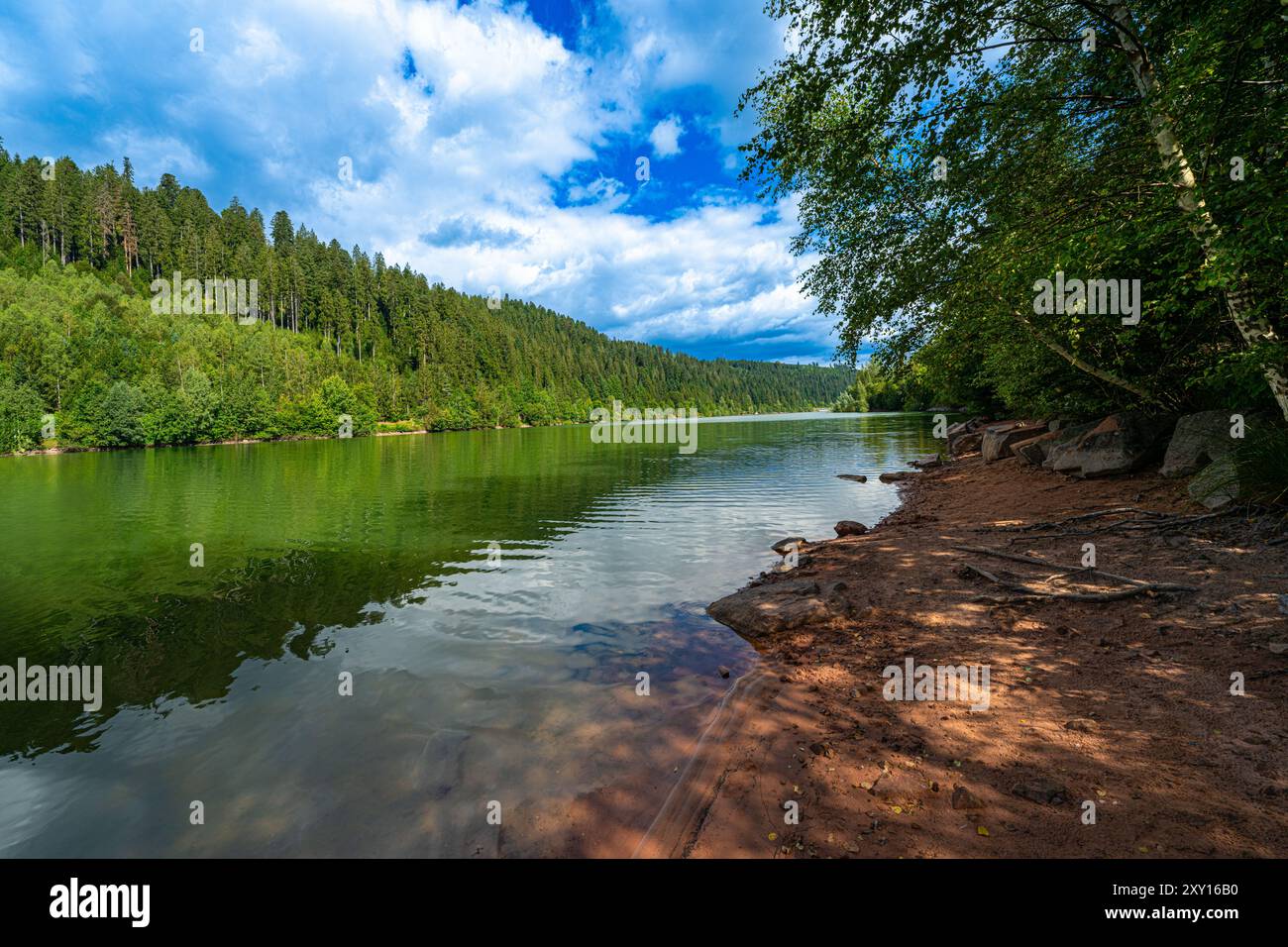 Serbatoio di Nahgold, (Nahgoldtalsperre) con un cielo fantastico, vicino a Freudenstadt, nella Foresta Nera. Baden Wuerttemberg, Germania, Europa Foto Stock