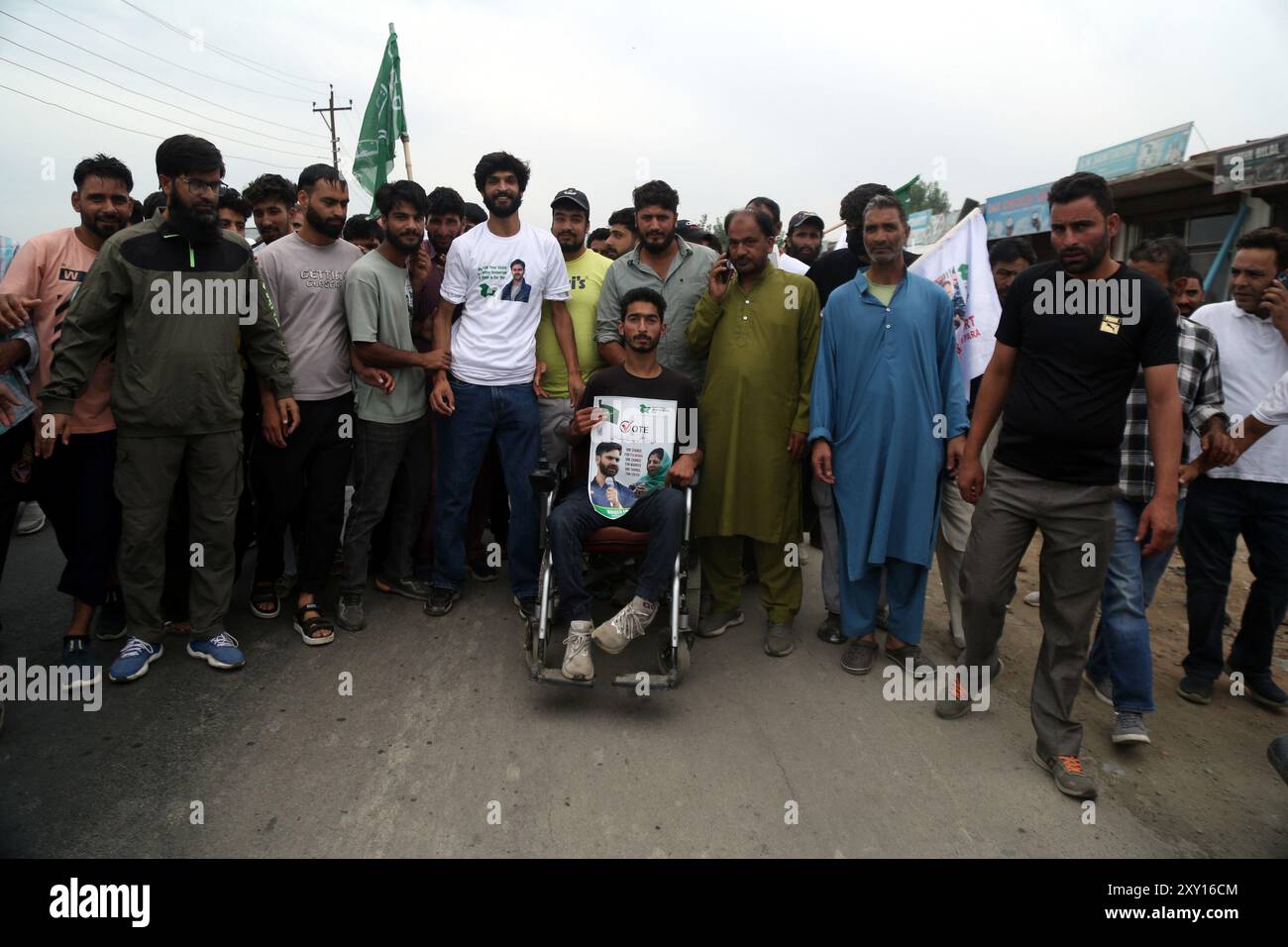 Srinagar, Jammu e Kashmir, India. 27 agosto 2024. Un giovane handicappato arriva lungo 10 km a sostegno del candidato democratico dei popoli per il collegio elettorale di Pulwama Waheed UR Rehman Para Le elezioni dell'assemblea sono state annunciate dopo un lungo divario di 10 anni nel territorio dell'Unione di Jammu e Kashmir. (Immagine di credito: © Nisar UL Haq Allaie/Pacific Press via ZUMA Press Wire) SOLO PER USO EDITORIALE! Non per USO commerciale! Foto Stock