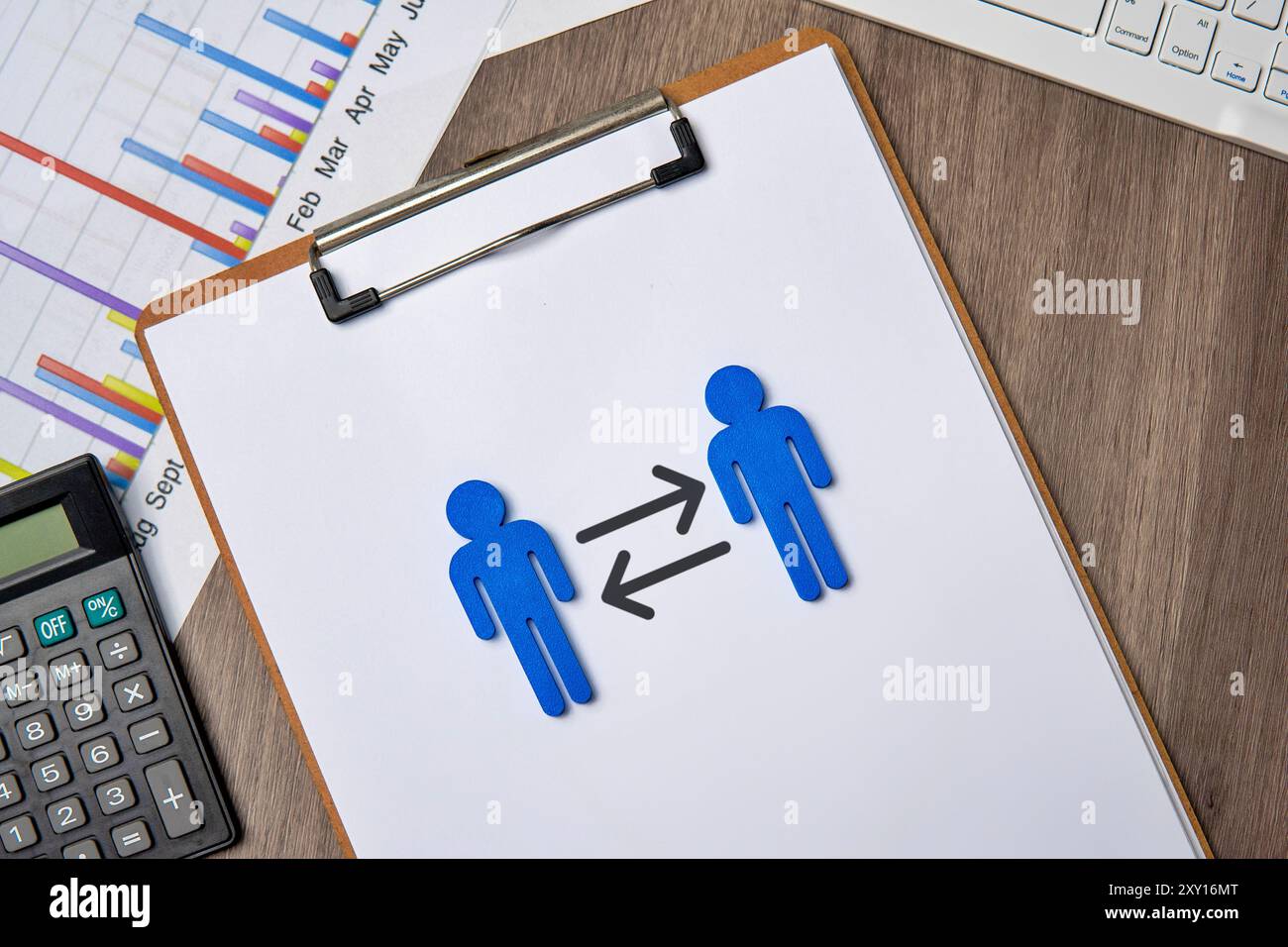 Due figure blu su una clipboard, rivolte l'una verso l'altra con frecce che puntano in entrambe le direzioni. Ciò simboleggia il concetto di rotazione del lavoro. Foto Stock