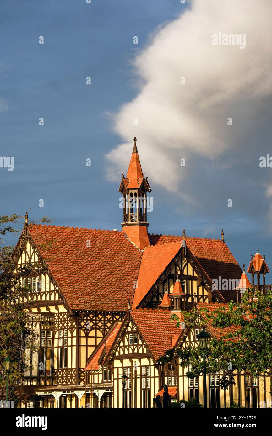 L'edificio dei bagni termali di Rotorua (ultimamente un museo di arte e storia), i giardini governativi, Rotorua, Bay of Plenty, North Island, nuova Zelanda Foto Stock