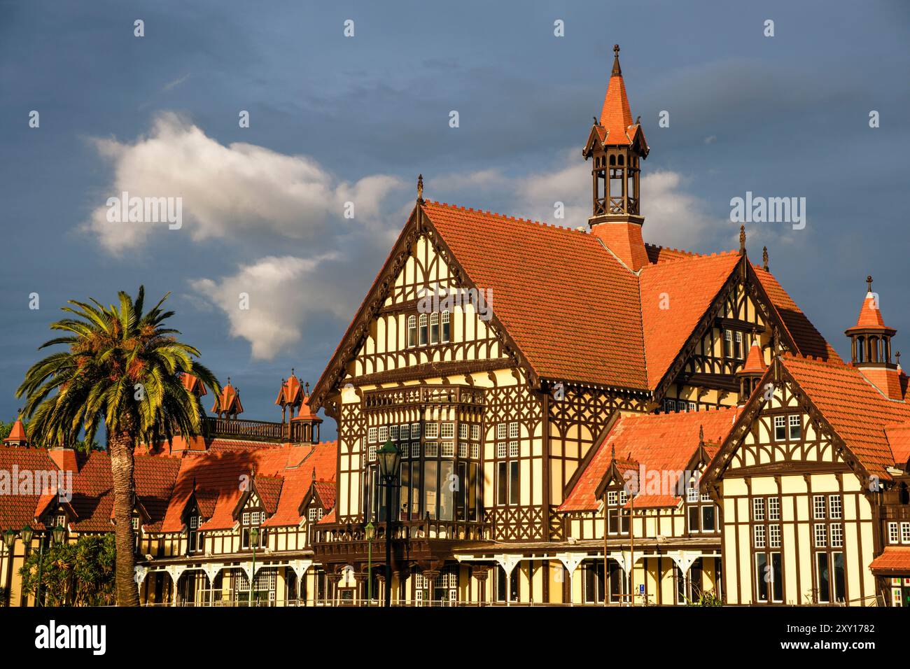 L'edificio dei bagni termali di Rotorua (ultimamente un museo di arte e storia), i giardini governativi, Rotorua, Bay of Plenty, North Island, nuova Zelanda Foto Stock