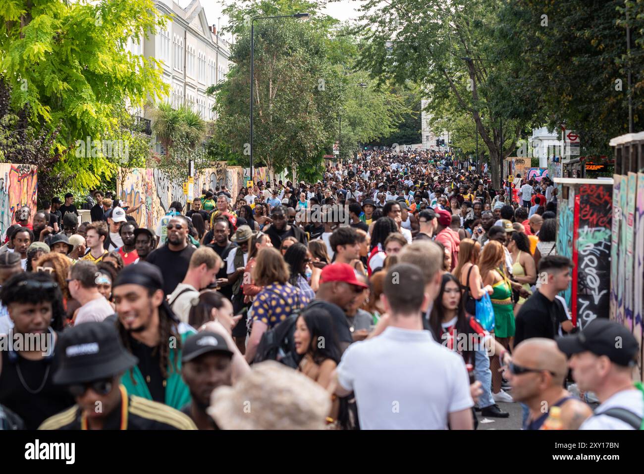 Folle che arrivano alla Grand Parade del Carnevale di Notting Hill 2024. Giornata degli adulti il lunedì festivo. Un gran numero di persone si dirigono al carnevale Foto Stock