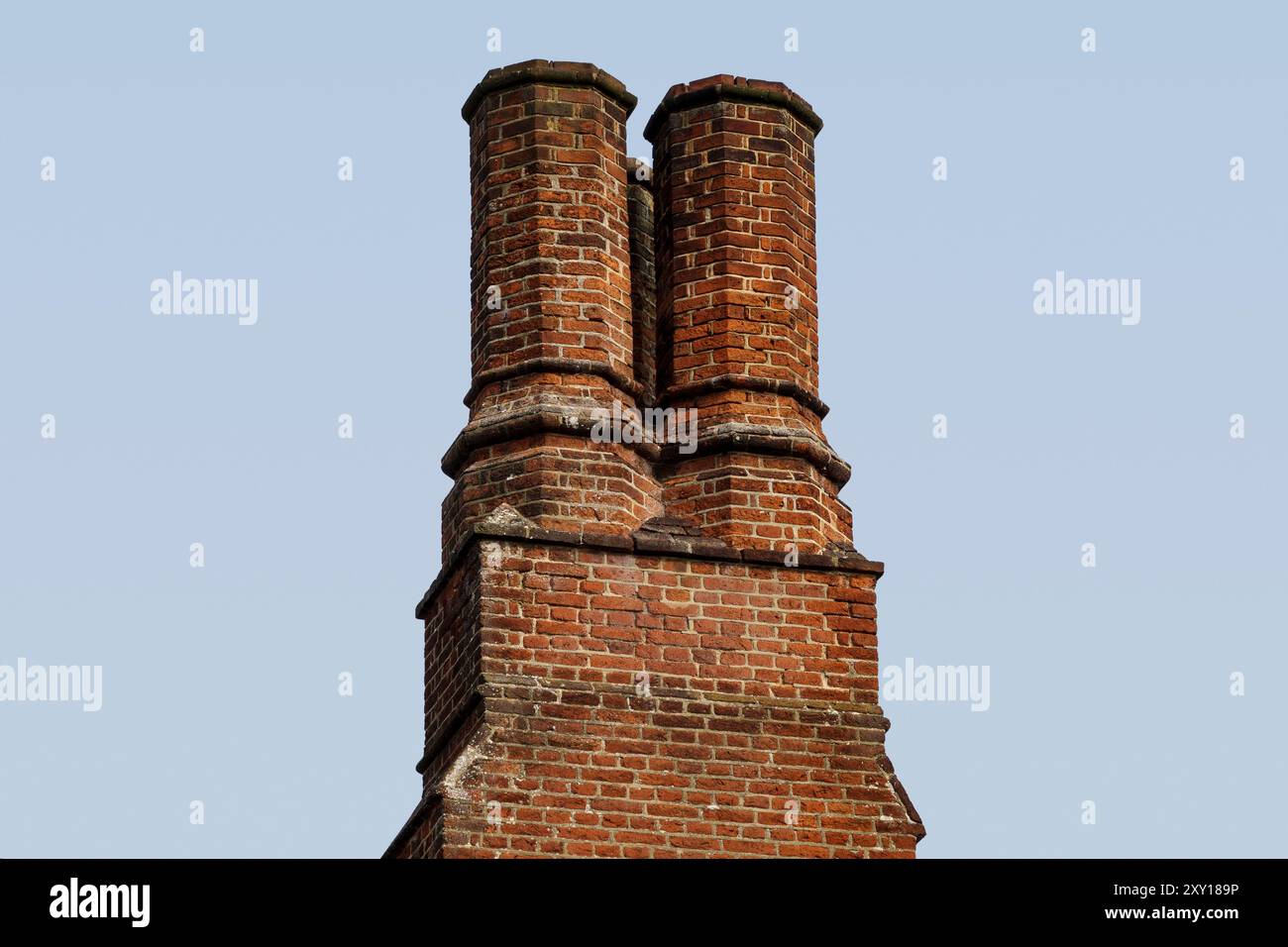 Camini Tudor in mattoni rossi a Hintlesham Hall Suffolk Foto Stock