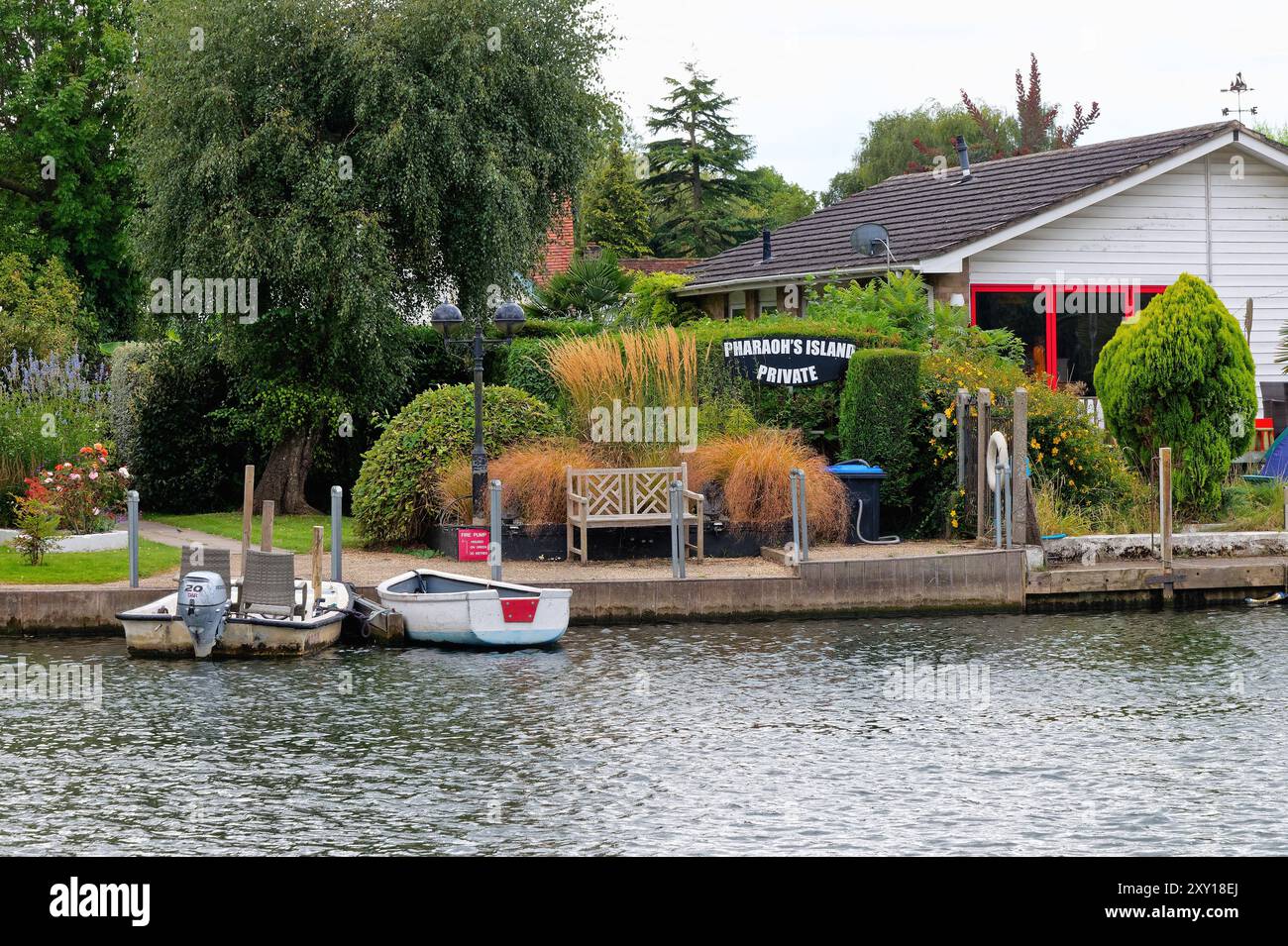 Il lungofiume di Shepperton in una tranquilla giornata estiva Surrey Inghilterra Regno Unito Foto Stock