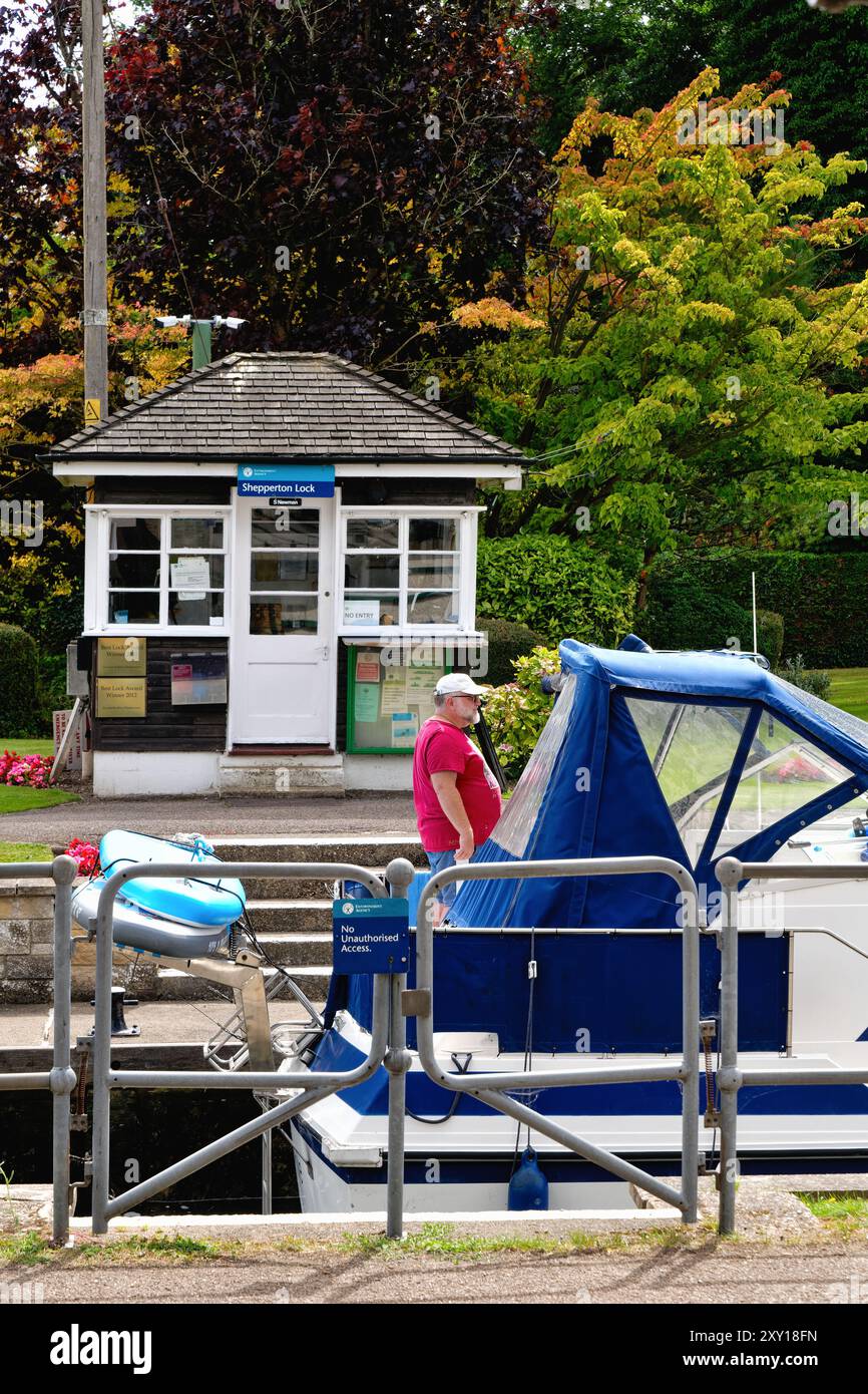 Imbarcazione da diporto che passa attraverso Shepperton Lock in una giornata estiva Surrey Inghilterra Regno Unito Foto Stock