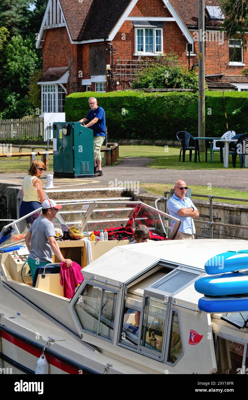 Imbarcazione da diporto che passa attraverso Shepperton Lock in una giornata estiva Surrey Inghilterra Regno Unito Foto Stock
