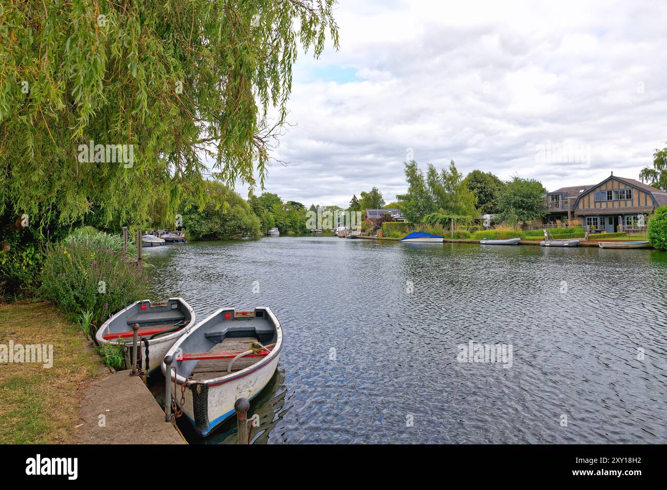 Il lungofiume di Shepperton in una tranquilla giornata estiva Surrey Inghilterra Regno Unito Foto Stock