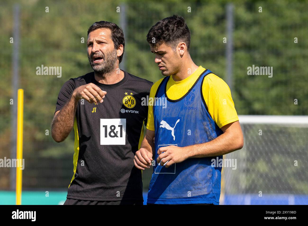 27.08.2024, Fussball: 1. Bundesliga, Saison 2024/2025, oeffentliches Training, Borussia Dortmund im Trainingszentrum a Dortmund-Brackel. Joao Tralhao (Borussia Dortmund, Co-allenatore) erklaert den Ablauf der Uebung. Dabei Giovanni Reyna (Borussia Dortmund 09, #07). Foto: Kirchner-Media/TH Foto Stock