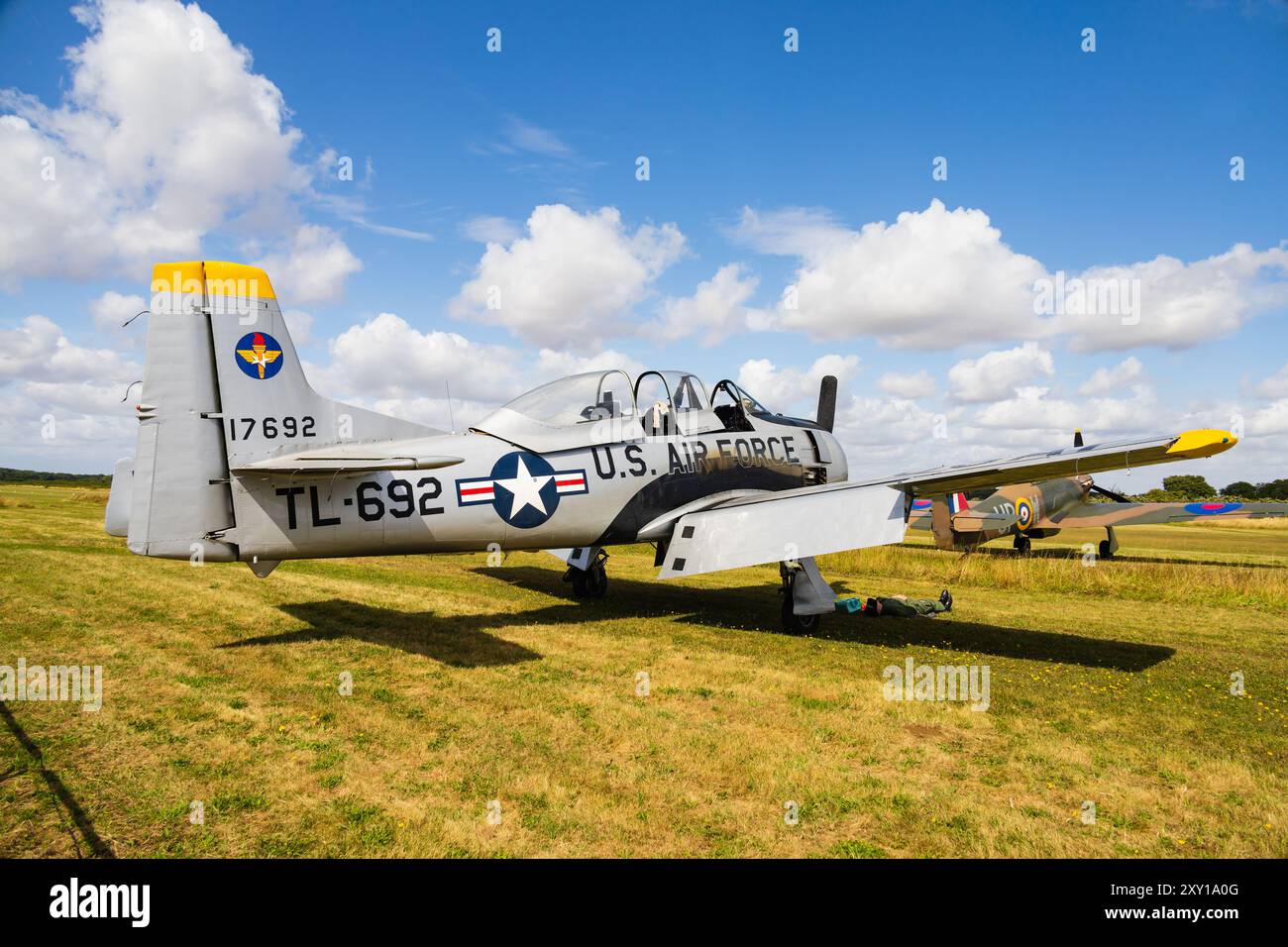 North American Trojan T28, G-TROY, nei colori USAF. Campo di aviazione di Little Gransden, Cambridgeshire, Inghilterra Foto Stock