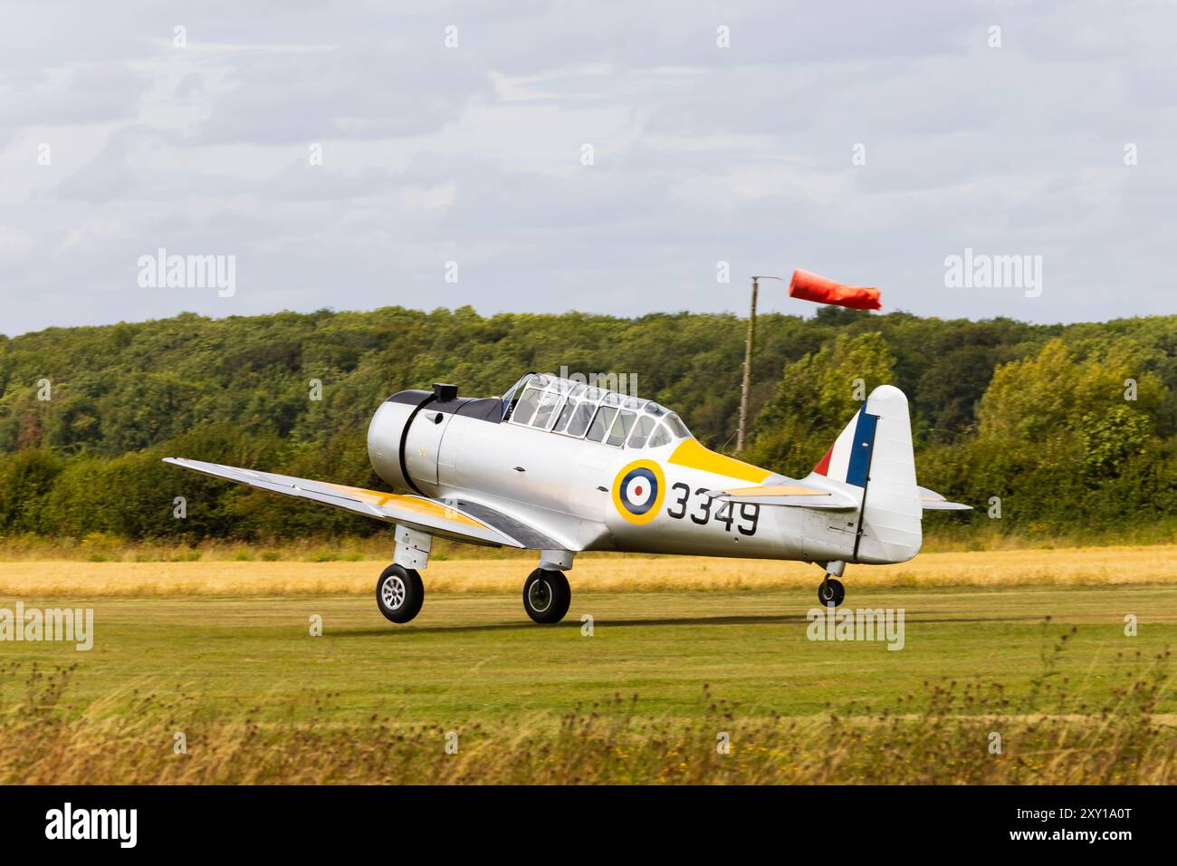 Addestratore nordamericano Yale NA64 in tempo di guerra nei colori della Royal Canadian Air Force. 3349, G-BYNF al campo d'aviazione di Little Gransden, Cambridgeshire, Eng Foto Stock