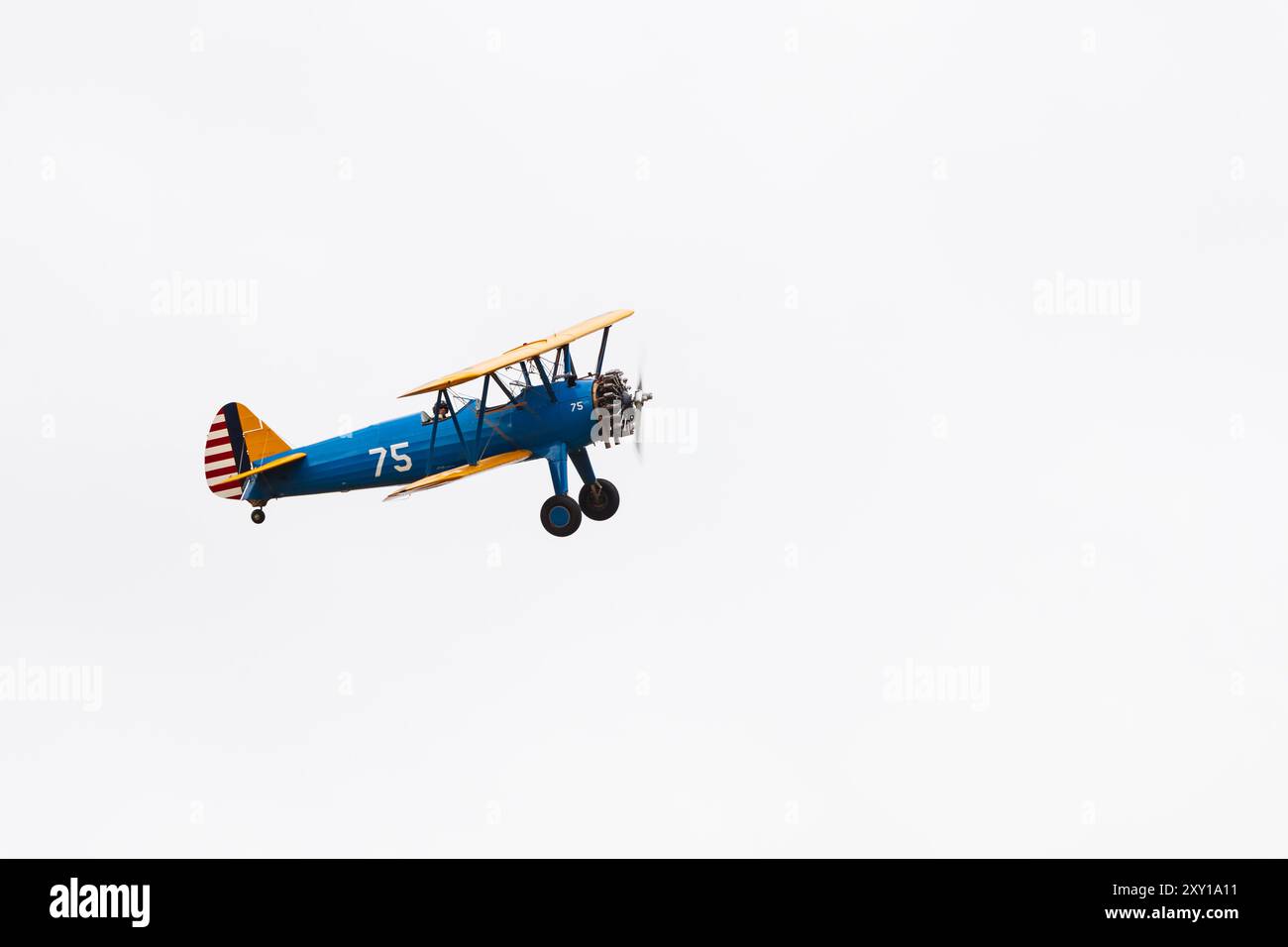 Boeing Stearman Model 75 Blue and Yellow American bi-plane display presso l'aeroporto di Little Gransden, Cambridgeshire, Inghilterra Foto Stock