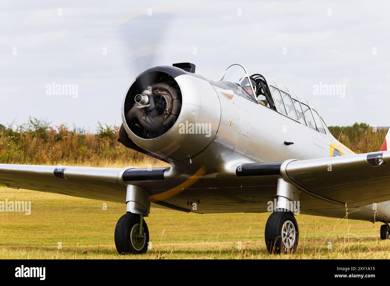 Addestratore nordamericano Yale NA64 in tempo di guerra nei colori della Royal Canadian Air Force. 3349, G-BYNF al campo d'aviazione di Little Gransden, Cambridgeshire, Eng Foto Stock