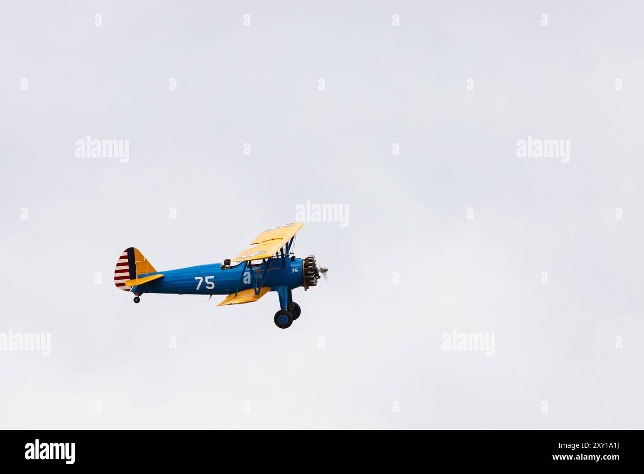 Boeing Stearman Model 75 Blue and Yellow American bi-plane display presso l'aeroporto di Little Gransden, Cambridgeshire, Inghilterra Foto Stock