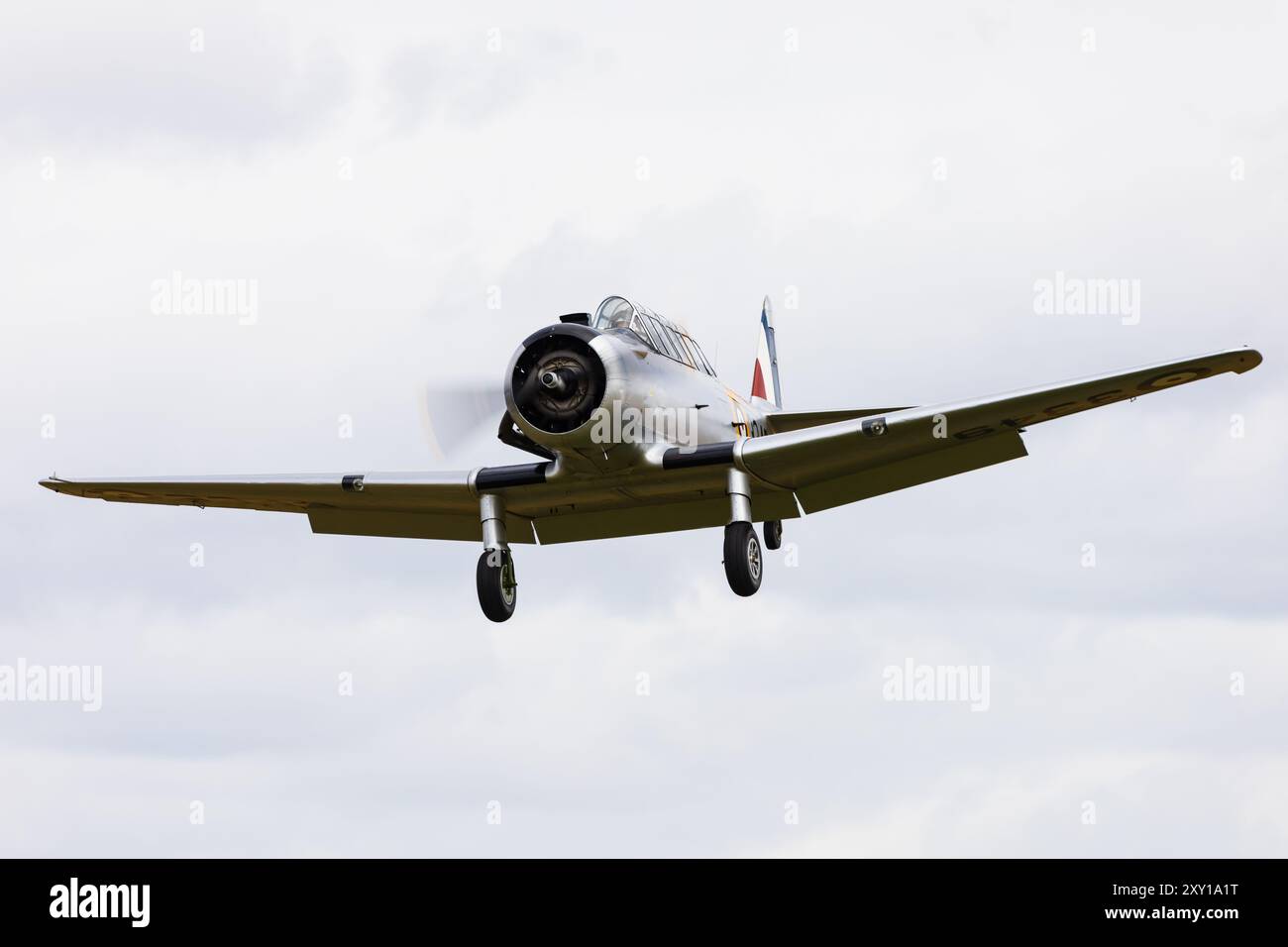 Addestratore nordamericano Yale NA64 in tempo di guerra nei colori della Royal Canadian Air Force. 3349, G-BYNF al campo d'aviazione di Little Gransden, Cambridgeshire, Eng Foto Stock
