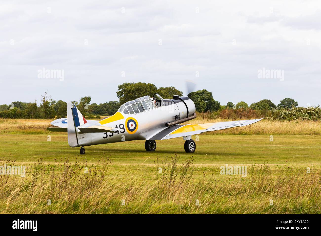 Addestratore nordamericano Yale NA64 in tempo di guerra nei colori della Royal Canadian Air Force. 3349, G-BYNF al campo d'aviazione di Little Gransden, Cambridgeshire, Eng Foto Stock