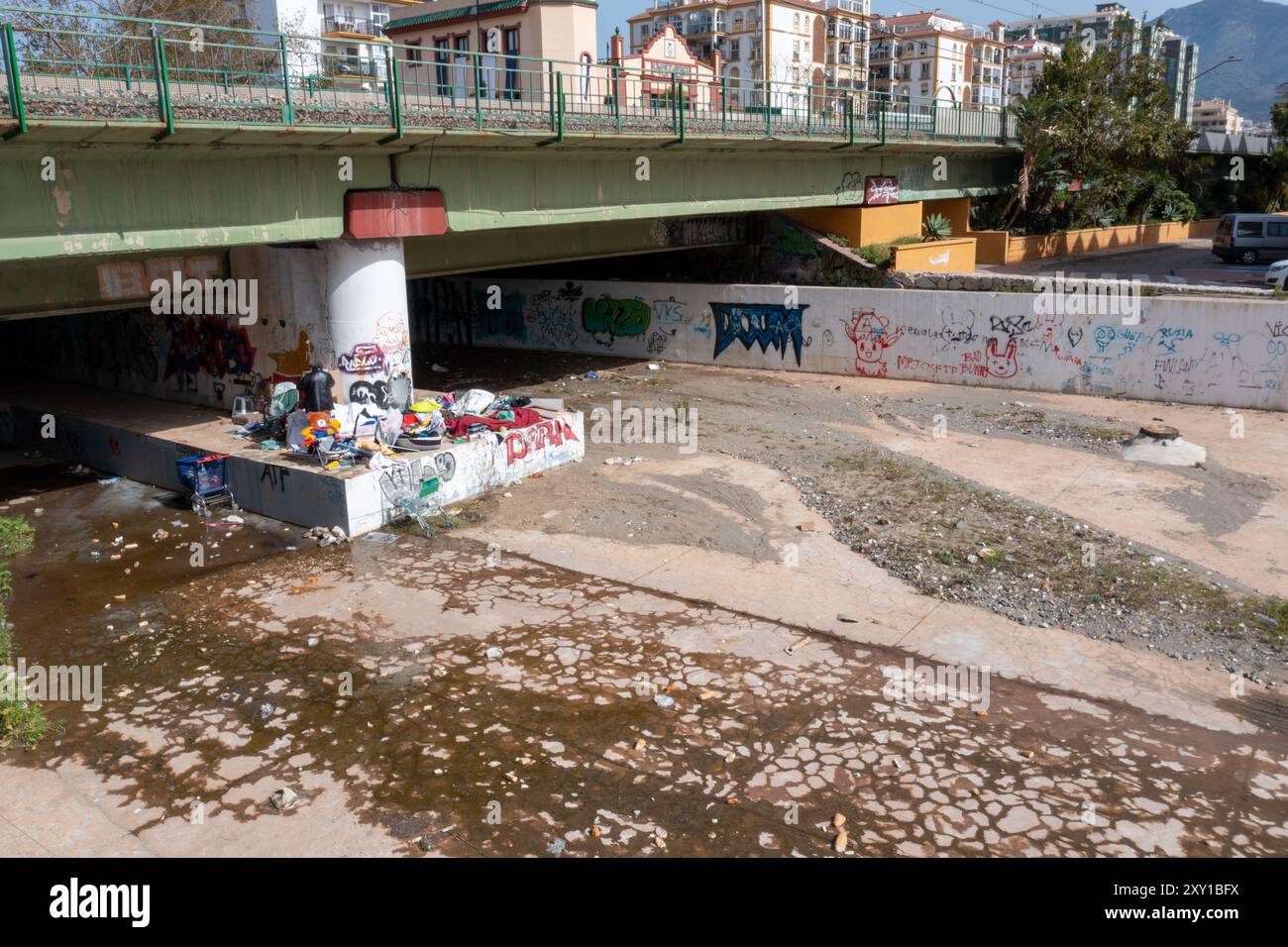 Fuengirola, Málaga, Spagna, 18 aprile 2022: Il drenaggio della tempesta nella città di Fuengirola a Málaga che mostra un senzatetto e letti senzatetto Foto Stock