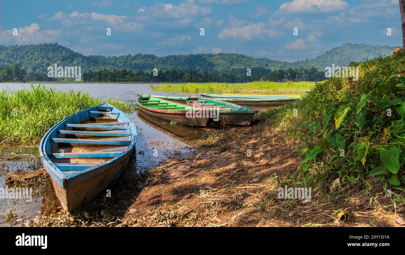Il lago Chandubi è un lago tranquillo e pittoresco annidato nell'Assam, in India. Circondato da colline lussureggianti, il lago offre una vista mozzafiato. Foto Stock