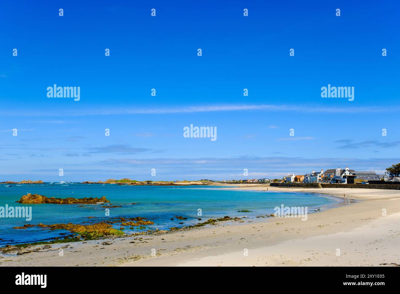 Saline Bay dalla spiaggia di Cobo Bay con l'alta marea. Castel, Guernsey, Isole del Canale, Regno Unito, Gran Bretagna, Europa Foto Stock