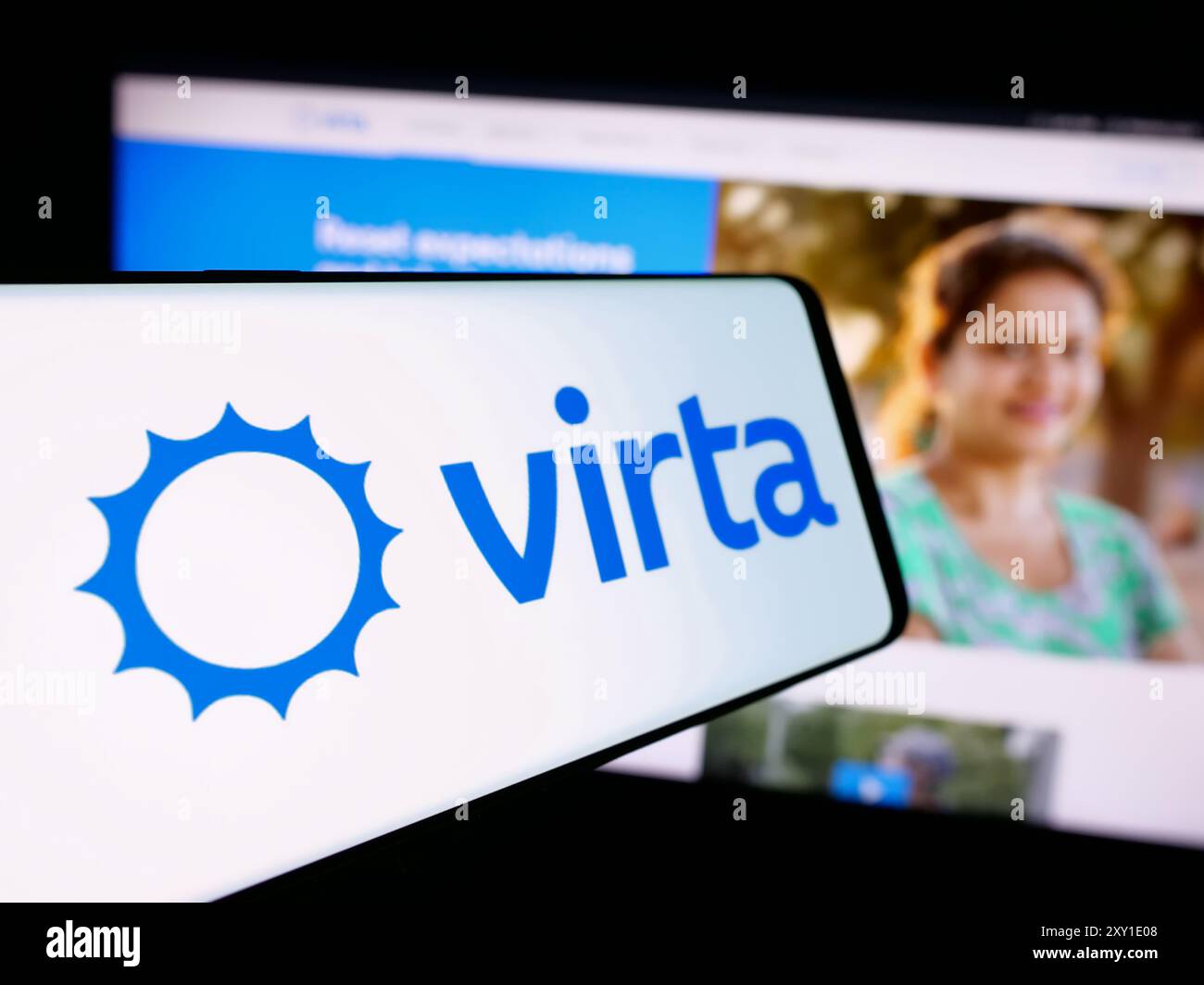 Telefono cellulare con logo della società americana di trattamento del diabete Virta Health Corp. Di fronte al sito web. Mettere a fuoco la parte centrale sinistra del display del telefono. Foto Stock